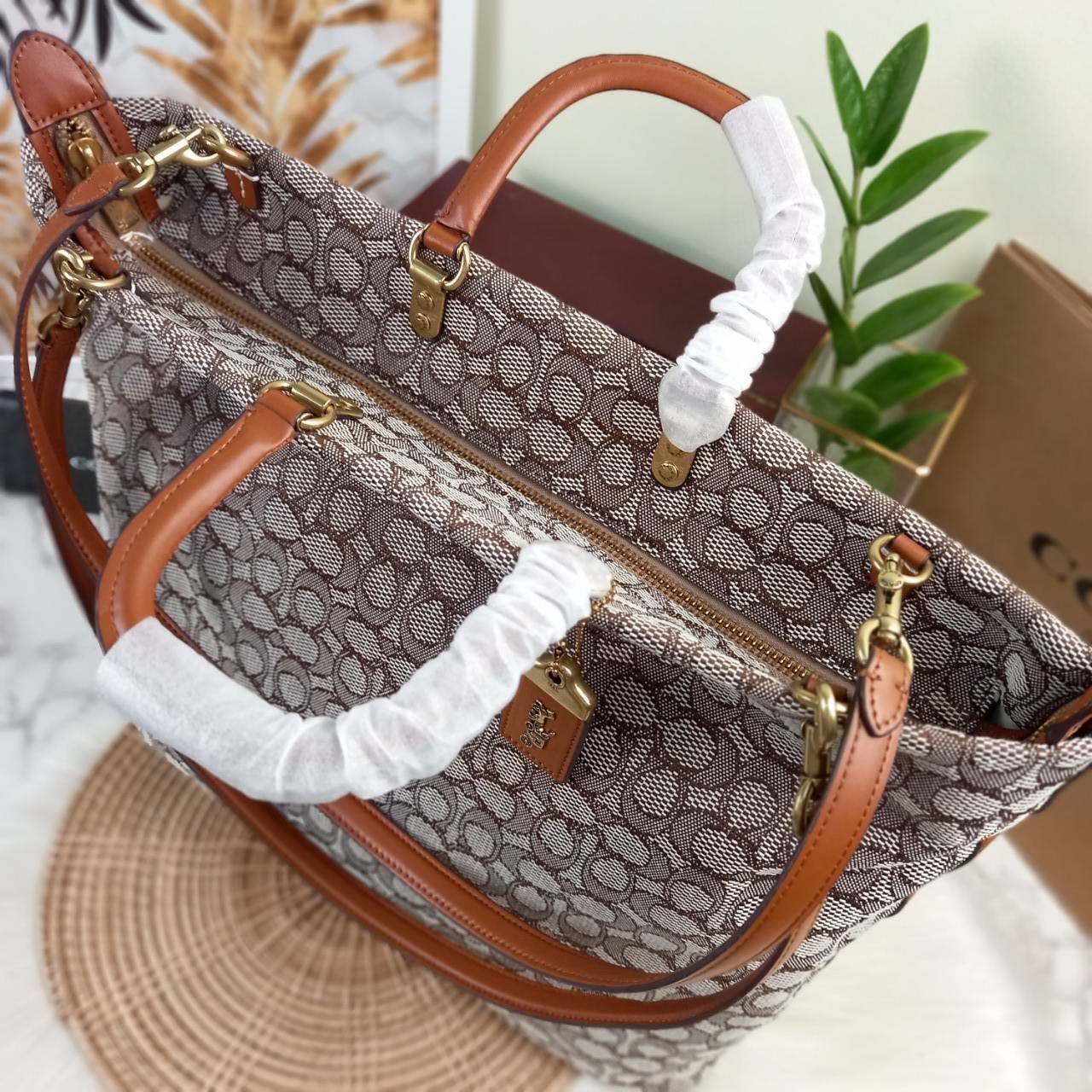 คอลเลคชั่นนี้ เด็ดมากๆ🌺😎//>>COACH ROGUE TOTE IN SIGNATURE TEXTILE JACQUARD(COACH C6161)🍁กระเป๋าทรงTOTE ใบใหญ่ จุของได้สะใจสุดๆ จะถือ หรือสะพายได้ตามดีไซน์การใช้งาน มีสายสะพายยาวให้ 2 เส้น แบบสะพายคู่//วัสดุ JACQUARD ตัดขอบหน้