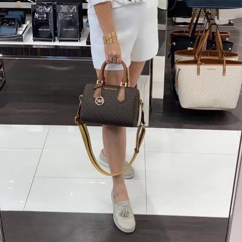 MICHEAL KORS HAYES DUFFLE BAG กระเป๋าสะพายทรงหมอนยอดฮิต ขนาดกลาง วัสดุหนังสังเคราะห์ปั้มลาย MK ทั้งใบ สวยอยู่ทรง ประดับโลโก้แบรนด์ด้านหน้า ด้านในบุผ้าไนลอน มีช่องซิปอีกหนึ่งช่อง สามารถใส่กระเป๋าสตางค์ใบยาว มือถือ iphone เงิน ของจุกจิกได้ มาพร้อมแท็กห้อยสุ