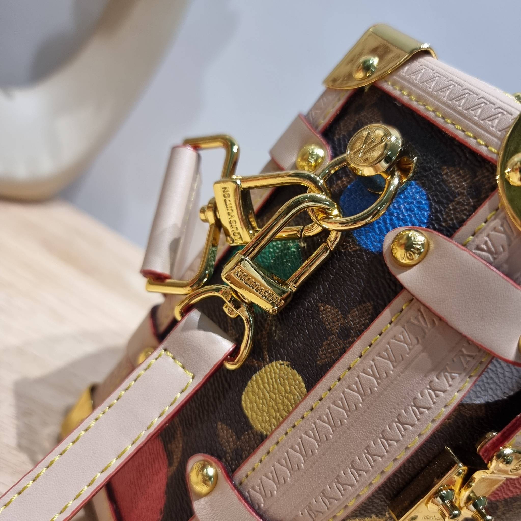 LV x YK SIDE TRUNK Monogram canvas bag สุดยอดกระเป๋าไอคอนนิค ทรงสวย ดีไซน์ใหม่ สวยมีเสน่ห์ รูปทรงกล่อง โดดเด่นด้วยหมุดเข้ามุม ซิปเปิด-ปิดล็อคได้ วัสดุหนังแคนวาส