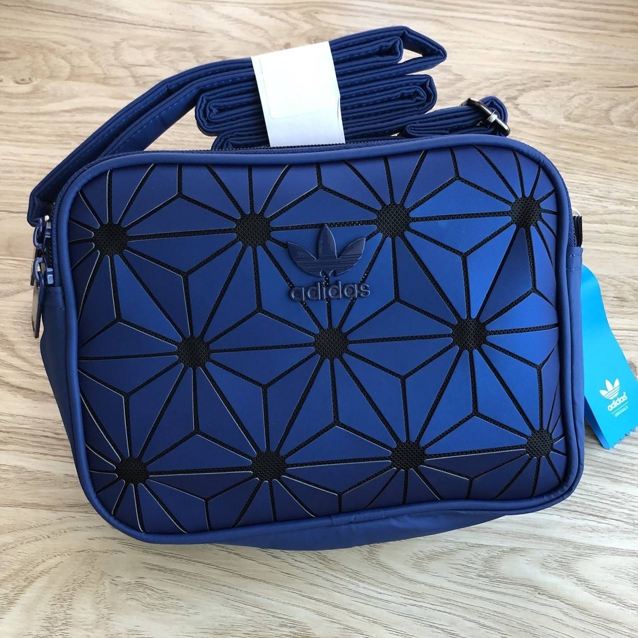 Adidas mini Airline bag กระเป๋าสะพายข้างแนว sport วัสดุด้านหน้าเนื้อ matte ผสมหนังนิ่มค่ะ น้ำหนักเบา ด้านหน้าติดโลโก้แบรนด์ เปิดปิด กระเป๋าแบบซิป ภายในโล่ง ใส่ของจุพอประมาณค่ะ มีช่องซิป หนึ่งช่อง ด้านหลังมีอีก 1 ช่องซิป:สายสะพายปรัยได้ freesize ขนาดกำลังด