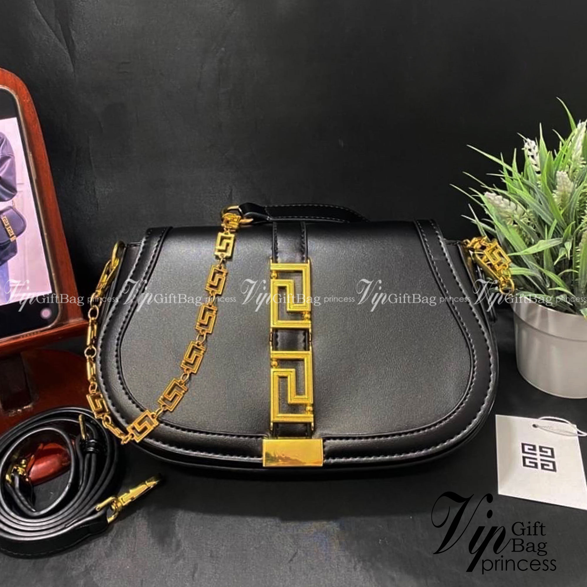 Versace Small Greca Goddess leather shoulder bag สัมผัสกระเป๋าสุดไอคอนิกอย่าง “Greca Goddess” พร้อมลวดลายที่สะท้อนตัวตนในรูปแบบใหม่ของ Versace ที่บอกเล่าเรื่องราวฉบับใหม่ของเเบรนด์ได้อย่างน่าหลงใหล