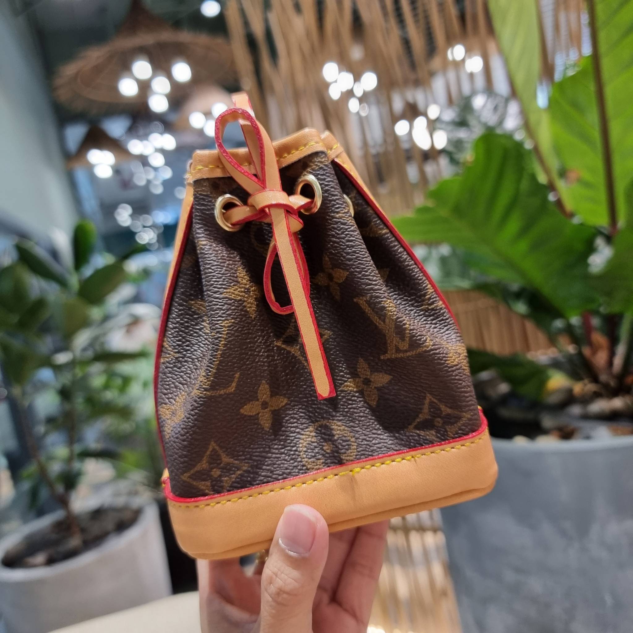 LV TRIO MINI ICONES ใหม่ล่าสุด น่ารักน่าใช้ ที่รวบรวมรุ่นสุดยอดที่เป็นดั่งไอคอนนิค ให้ทุกคนได้สะสมครบคอลเลคชั่น ในไซส์มินิ วัสดุหนังแคนวาสทุกใบ มีสายสะพายข้างให้ เกี่ยวทุกใบรวมสะพายทีเดียว หรือแยกใช้วันแบบ วันละสไตล์ สลับได้ไม่มีเบื่อ มาพร้อม box set ครบ 