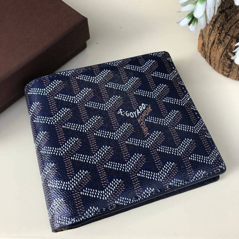 VIP GIFT 】GOYARD Victoire Bifold Wallet กระเป๋าสตางค์ผู้ชายใบสั้น พร้อมส่ง 6 สี พร้อมกล่องสวยหรูน่าใช้มากค่ะ อีกรุ่นที่ยอดขายไม่เคยตก 🤑🤑 ใบจริงดูผู้ดี ดูแพง!! ภายในมีช่องใส่บัตรได้เยอะ ใส่ธนบัตรได้ทุกใบ ห้ามพลาดจร้าา!! ((รุ่นเดินด้ายโทนสีเ