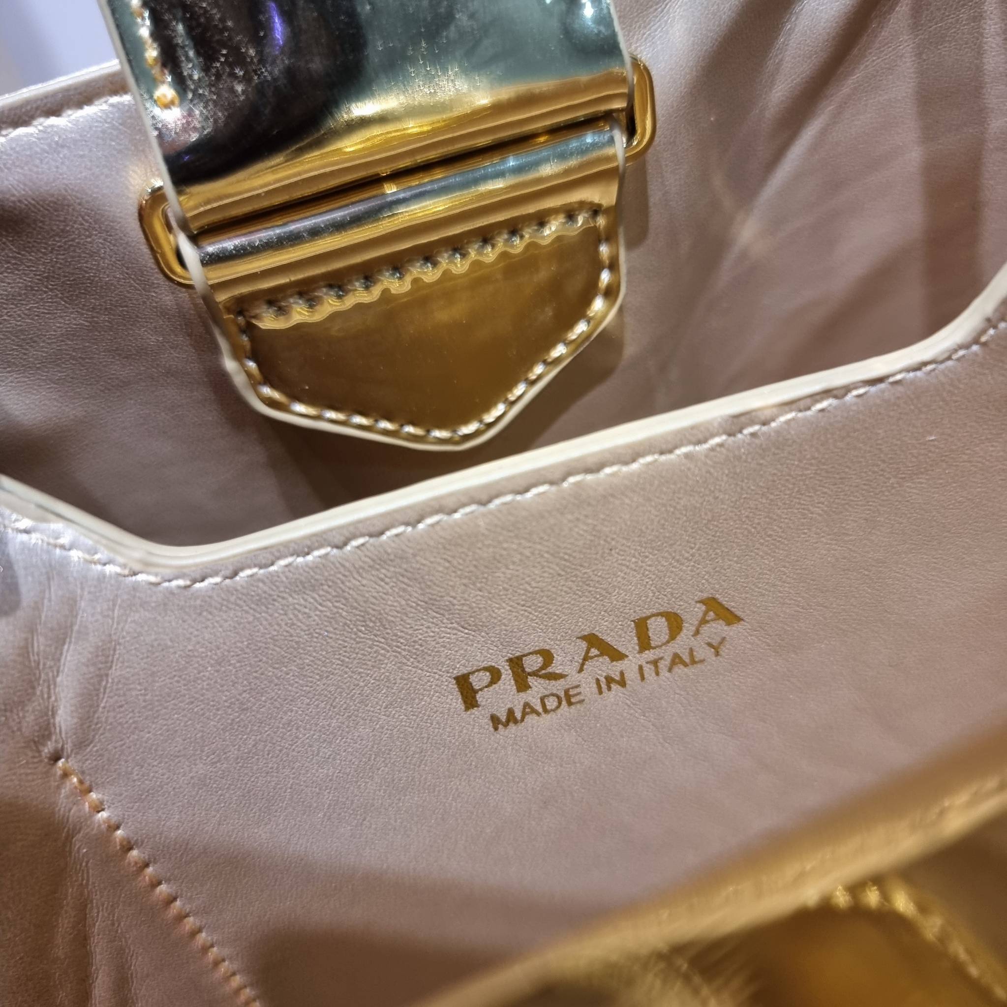 PRADA SMALL PANIER CRYSTAL EMBELLISHED TOTE BAG กระเป๋าสะพายทรงโท้ท ไซส์กำลังสวย หรูหรา โดดเด่น ถือออกงานก็ดูระยิบระยับเล่นแสง ทำให้ดูดีมีราคา