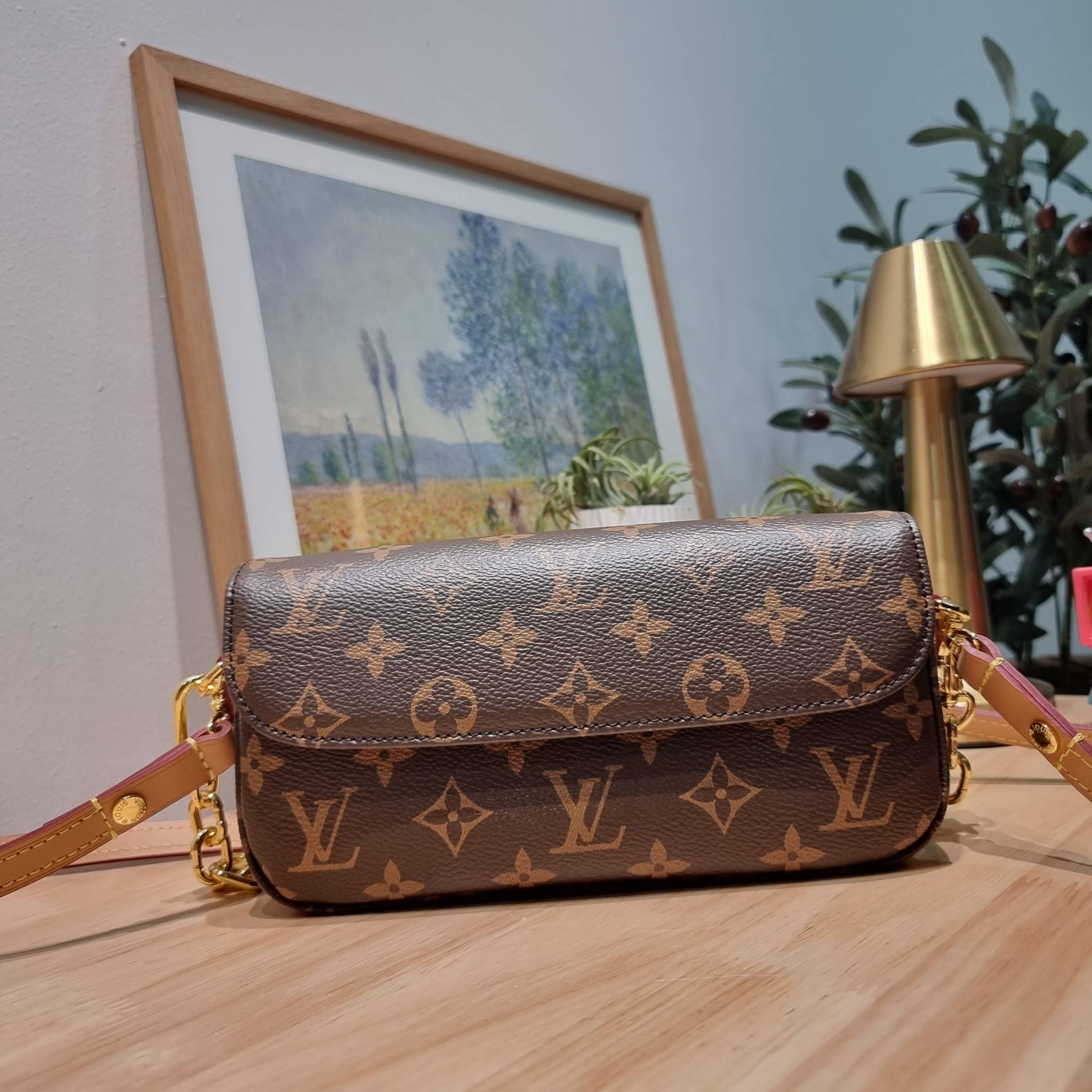 LV IVY WALLET ON CHAIN กระเป๋าสะพายกึ่งกระเป๋าสตางค์ รุ่นยอดนิยม สุดคุ้มด้วยลูกเล่นที่หลากหลาย สายสะพาย 2 เส้น สะพายไหล่และสะพายข้าง