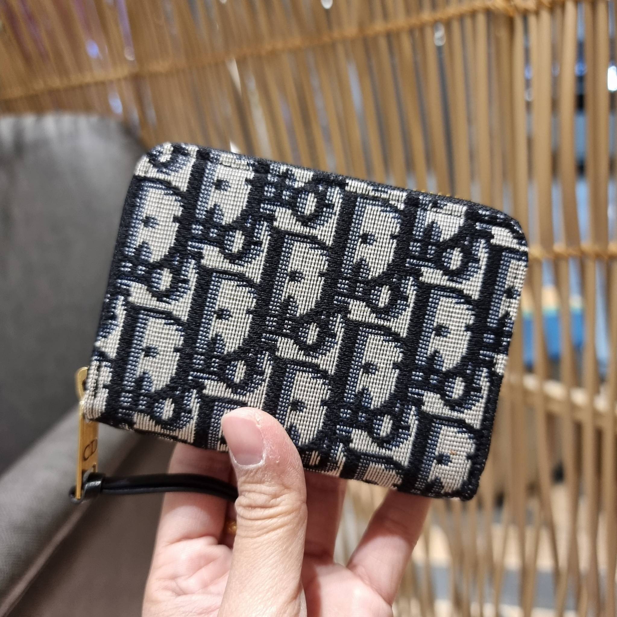 VIP 】CD ZIP AROUND SHORT WALLET WITH GWP กระเป๋าสตางค์ใบสั้นซิปรอบ พรีเมี่ยมกิ๊ฟจากเคาน์เตอร์ วัสดุผ้าแคนวาสปักลาย สลับหนังแท้ภายใน ดีไซน์เรียบหรู ผู้ดีที่สุด!! ภายในมีช่องใส่บัตร ใส่ธนบัตรได้ (แบบพับ) หรือจะพกไว้ใส่เหรียญ สะดวกใช้มากๆ มาพร้อม box set ในร