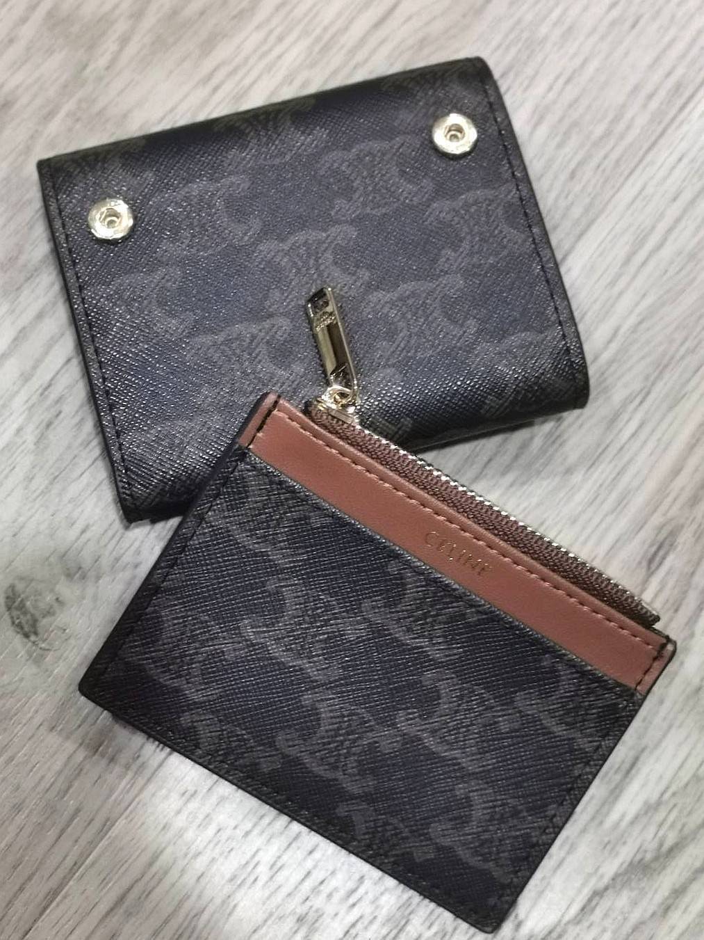 VIP 】CELINE SHORT WALLET VIP GIFT WITH PURCHASE GWP พรีเมี่ยมกิ๊ฟ Limited จาก CELINE HAUTE PARFUME DUTYFREE COUNTER วัสดุ Triomphe Canvas รุ่นใหม่เปิดปิดฝาพับกระดุม ภายในมีช่องแบ่งหลายช่อง ช่องใส่บัตรหลายช่อง ช่องใส่ธนบัตรใส่แบงก์พันได้เหมือนกระเป๋าสตางค์
