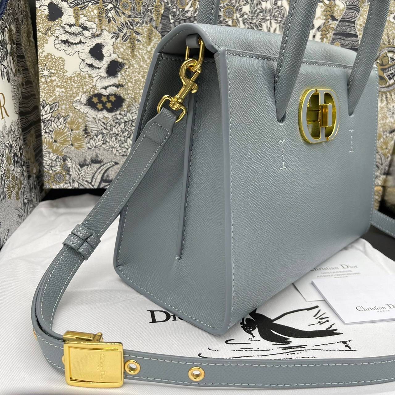 หนังแท้ DIOR Medium ST Honore Tote Collection Fall/Winter 2020-2021 มาในรูปแบบกระเป๋าทรงสี่เหลี่ยมที่ได้มาตรฐาน ทำจากหนังลูกวัว (Calfskin) ลายเกรน ซึ่งสื่อถึงความหรูหราได้อย่างลงตัว ตัวด้ามจับ มีการเย็บเข้าด้านในของกระเป๋าเพื่อเพิ่มความแข็งแรงทนทาน ด้านหน