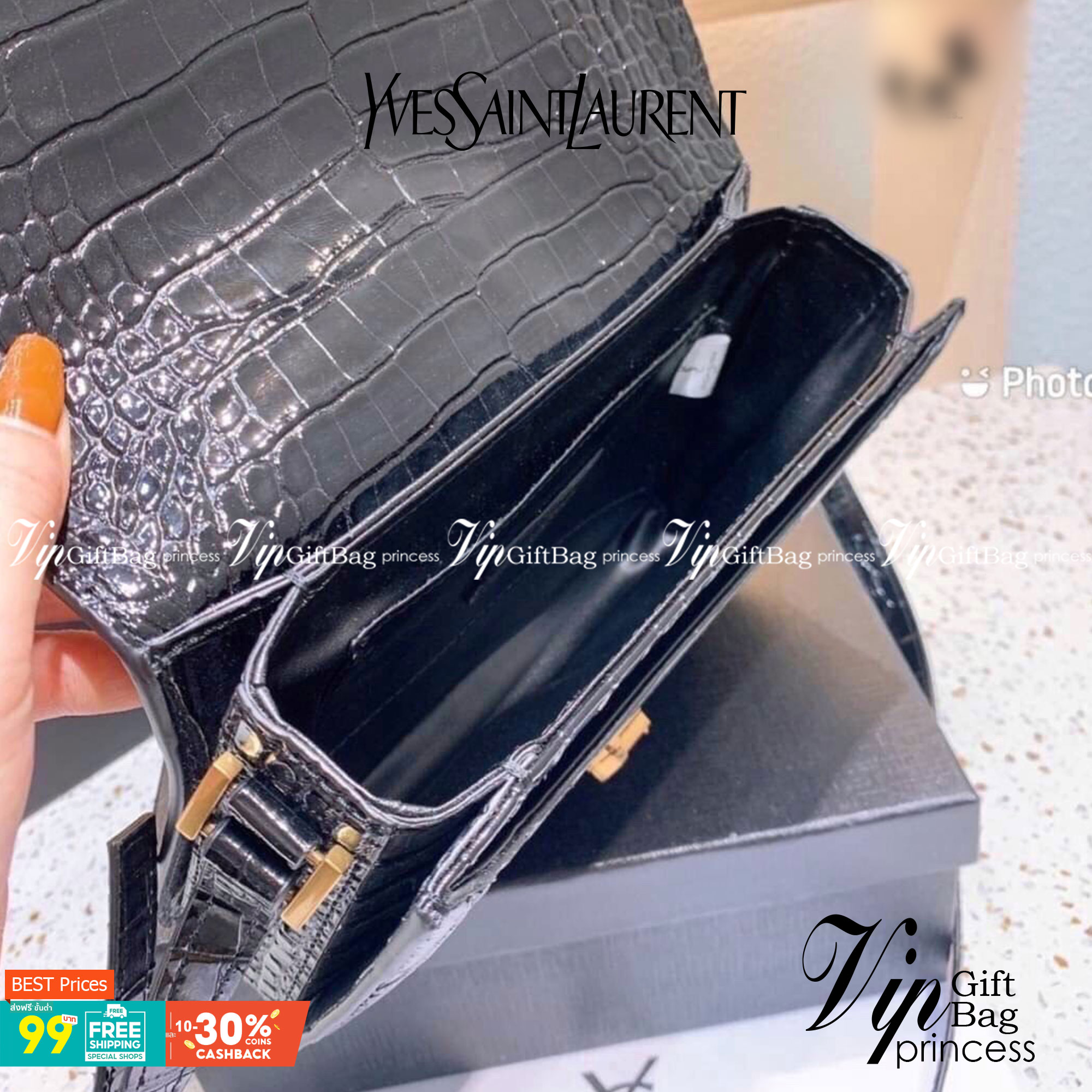 YSL Yves Saint Laurent Black Croc Embossed Leather Satchel Shoulder Bag กระเป๋าสะพายทรงกล่องหนังลายจระเข้ คอลนี้ถือว่าเป็นตัวท๊อปเลยค่า ดาราใช้กันเยอะ ดีไซส์น่าใช้ วัสดุเกรดดี อะไหล่สวยงาม ภายในโล่งมีช่องหลัก และช่องย่อยสามารถใส่มือถือของใช้จุกจิกได้เยอะ 