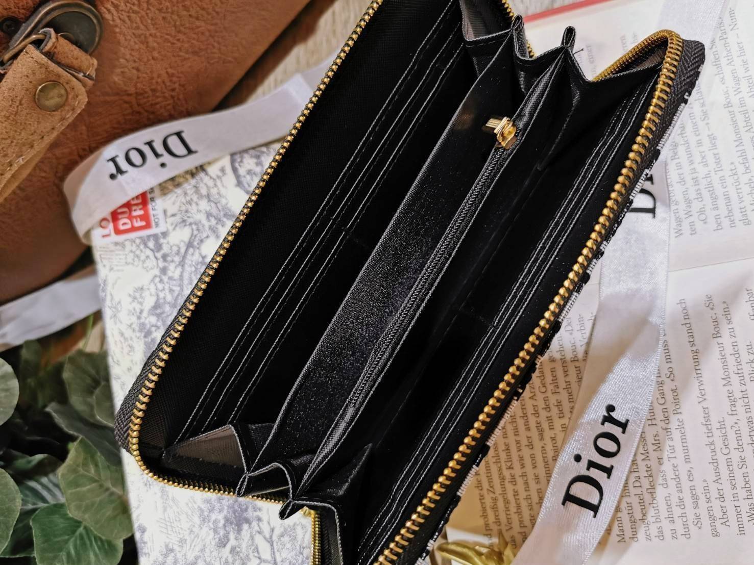 VIP 】CHRISTIAN DIOR ANAGRAM LONG WALLET VIP GIFT WITH PURCHASE (GWP) กระเป๋าสตางค์ใบยาวไอเท็มแนะนำพรีเมี่ยมกิ้ฟ Limited จาก DIOR DUTYFREE ลาย Dior Anagram สวยคลาสสิคไม่มีเอ้าท์ เปิดปิดด้วยซิปแบรนด์สีทองสะดวกใช้ ภายในมีช่องแบ่งหลายช่องและช่องซิปกลางเเยกเป็
