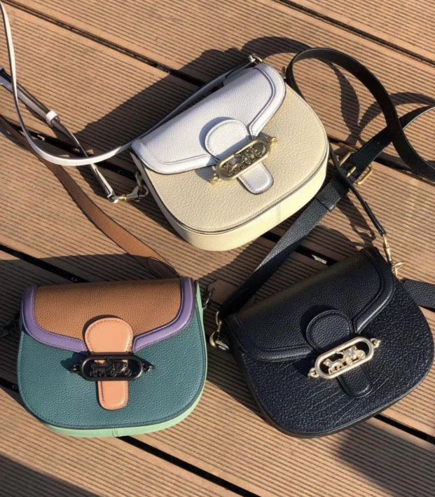 COACH JADE SADDLE BAG 91084 จุดเด่นคือ การออกแบบให้กระเป๋าเป็นรูปทรงที่โค้งมนตามสไตล์โฮโบ (Hobo Style) ผสมผสานกับความสวยงามของโลโก้ด้านหน้าอันเป็นเอกลักษณ์ สายสะพายข้างที่สามารถปรับระดับได้ สวยสะดุดตา ดูแลง่าย นอกจากนี้ คุณยังสามารถนำไป Mix & Match กับการ