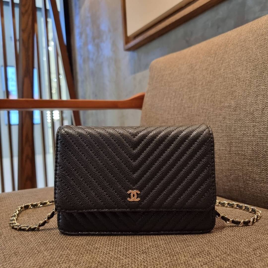 VIP 🥂 CHANEL WOC ลายวียอดฮิต กระเป๋าสะพายข้างหนังลายคาร์เวีย มาพร้อมโซ่สะพายในตัว (ถอดออกไม่ได้) อะไหล่ทองเรียบหรู ดูผู้ดี้ ผู้ดี!! เปิด-ปิดกระเป๋าด้วยกระดุมแม่เหล็ก ภายในกระเป๋าเป็นช่องโล่ง มีช่องแยก 1 ช่อง ช่องซิปกลางอีกช่อง ส่วนด้านหลังก็ยังมีอ