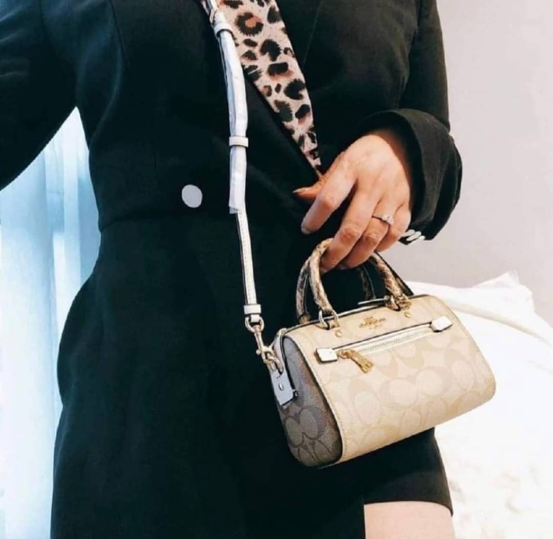 จิ๋วแต่แจ๋วไปเลยค่าา😘 COACH MICRO ROWAN CROSSBODY ((2300)) MINI พร้อมส่ง! บอกเลยสาวๆห้ามพลาด ใบจริงสวยมากๆค่ะ! กระเป๋าขนาดมินิๆ หนังCanvas ผสมหนังบายหูตรงหูหิ้วได้ลงตัวสวยวามมากๆเลยค่ะ//ด้านหน้ามีช่องซิปเล็กใส่เหรียญ เปิดปิดช่องหลักแบบซิป ภายในใส่