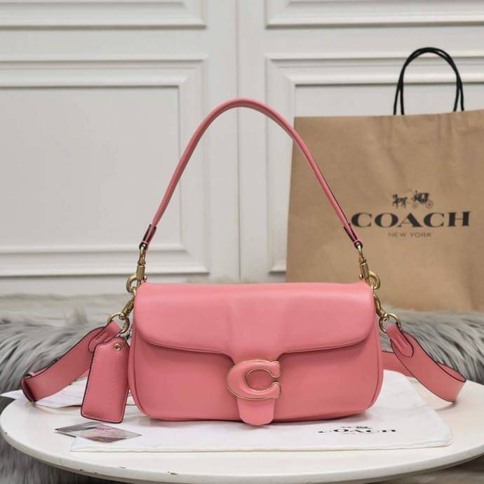 COACH PILLOW TABBY SHOULDER BAG 26 ไซส์ใหญ่ จุของได้ล้นๆ มาใหม่ขายดีที่สุด หนัง nappa หนานิ่ม นุ่มมากๆ พร้อมโลโก้รุ่นใหม่ด้วยเช่นกัน เพิ่มความหรู ดูดีเข้าไปอีกค่ะ