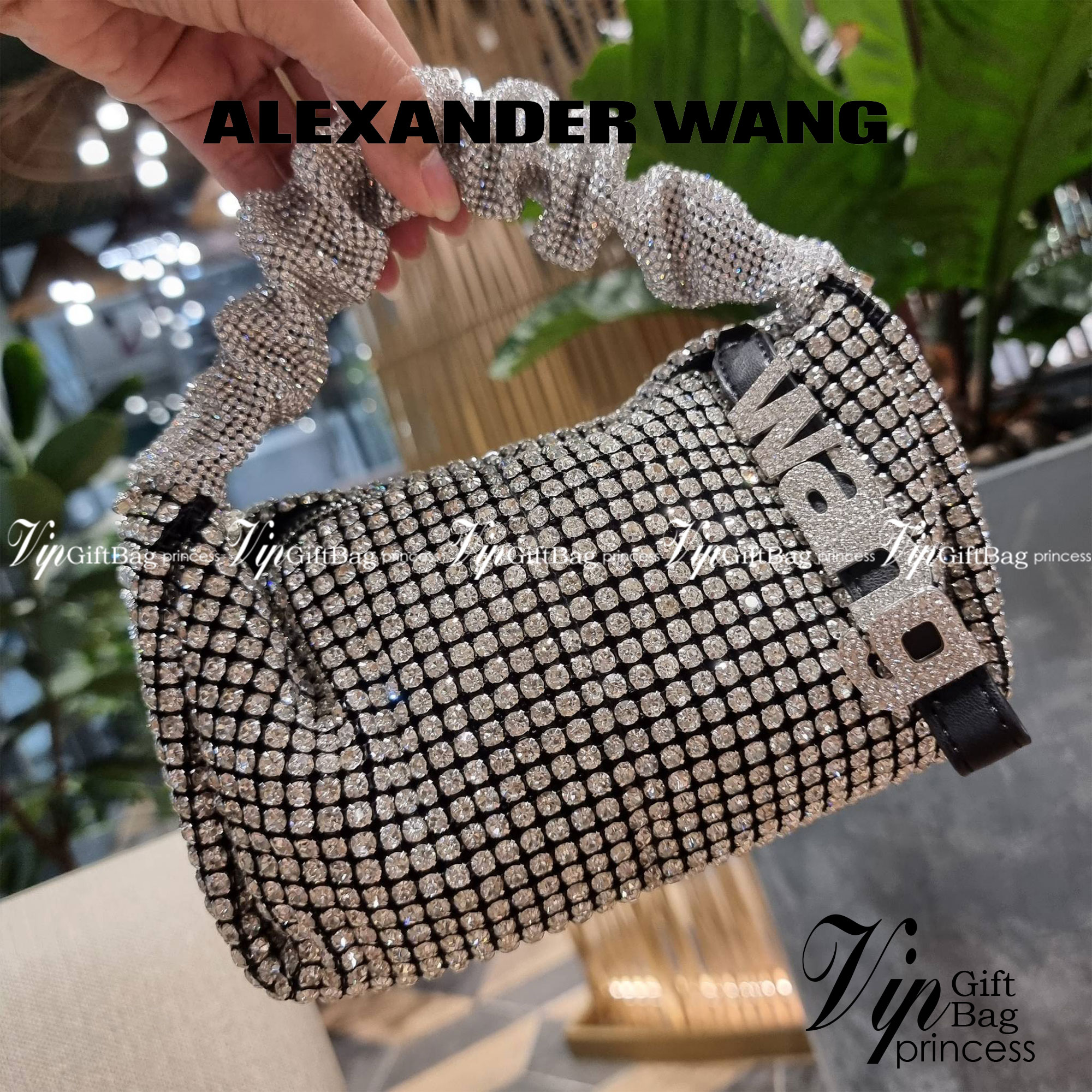 ALEXANDER WANG EXCLUSIVE POUCH IN RHINESTONE MESH ใหม่ล่าสุด เอ็กซ์คลูซีฟไอเท็ม ที่หรูเลิศกว่าใคร กระเป๋าพอชตกแต่งพลอยเทียมรอบใบ ยันหูจับ!! หรูหรา โดดเด่น ดูแพง ด้วยการตัดเย็บเรียงร้อยลงบนตาข่ายเนื้อละเอียด ทำให้ดูดีมีราคางดงามจริงๆ ดีไซน์ทรงพอช ถือใช้งาน