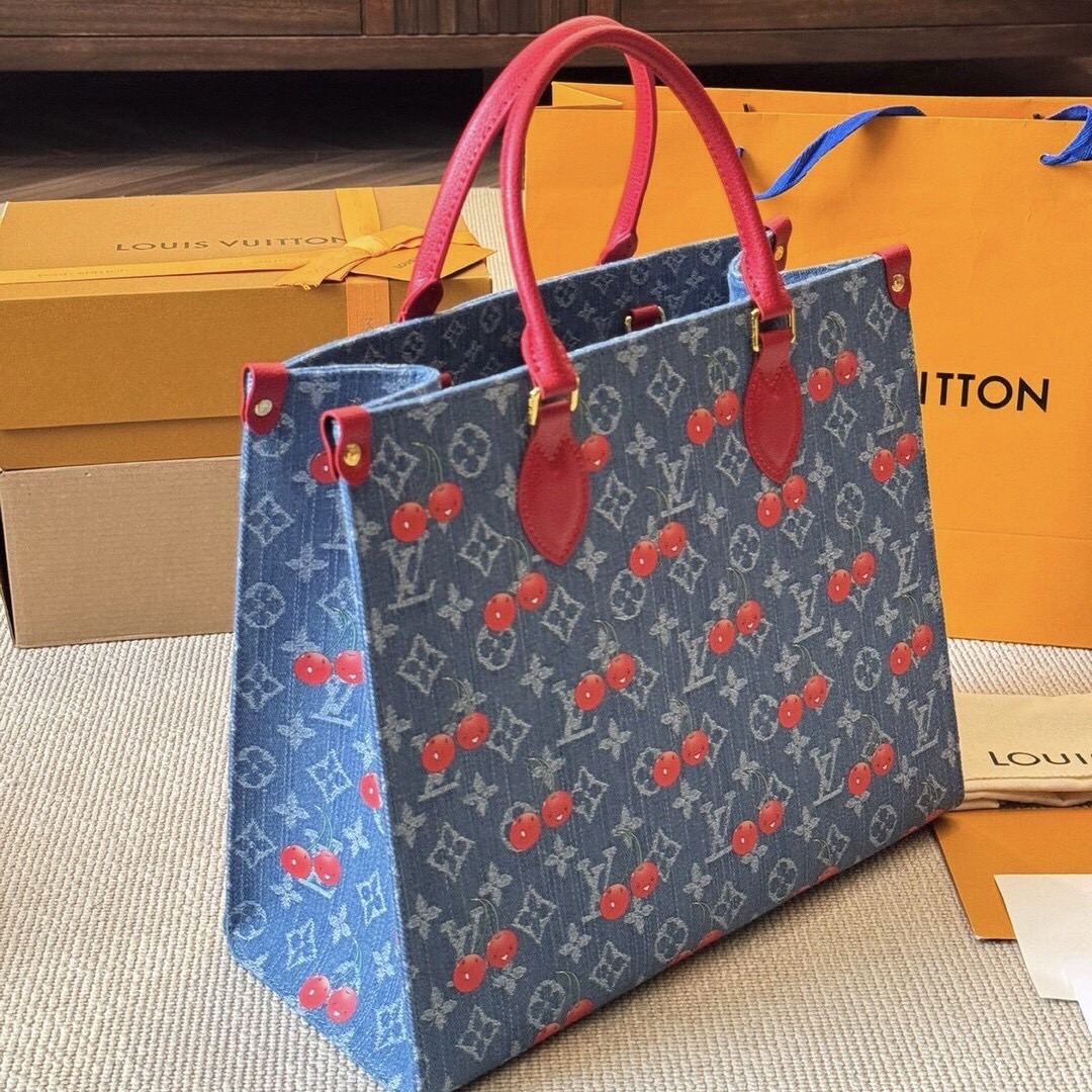 LV OnTheGo MM Monogram cherry denim 35cm กระเป๋าสะพายทรงโท้ทใบใหญ่ จุของได้เยอะ ไอเท็มสุดโดดเด่นมีชีวิตชีวา ด้วยเดนิมวินเทจปักลายเชอร์รี่สีสันสดใสสะดุดตาสะท้อนสไตล์ไอคอนิก