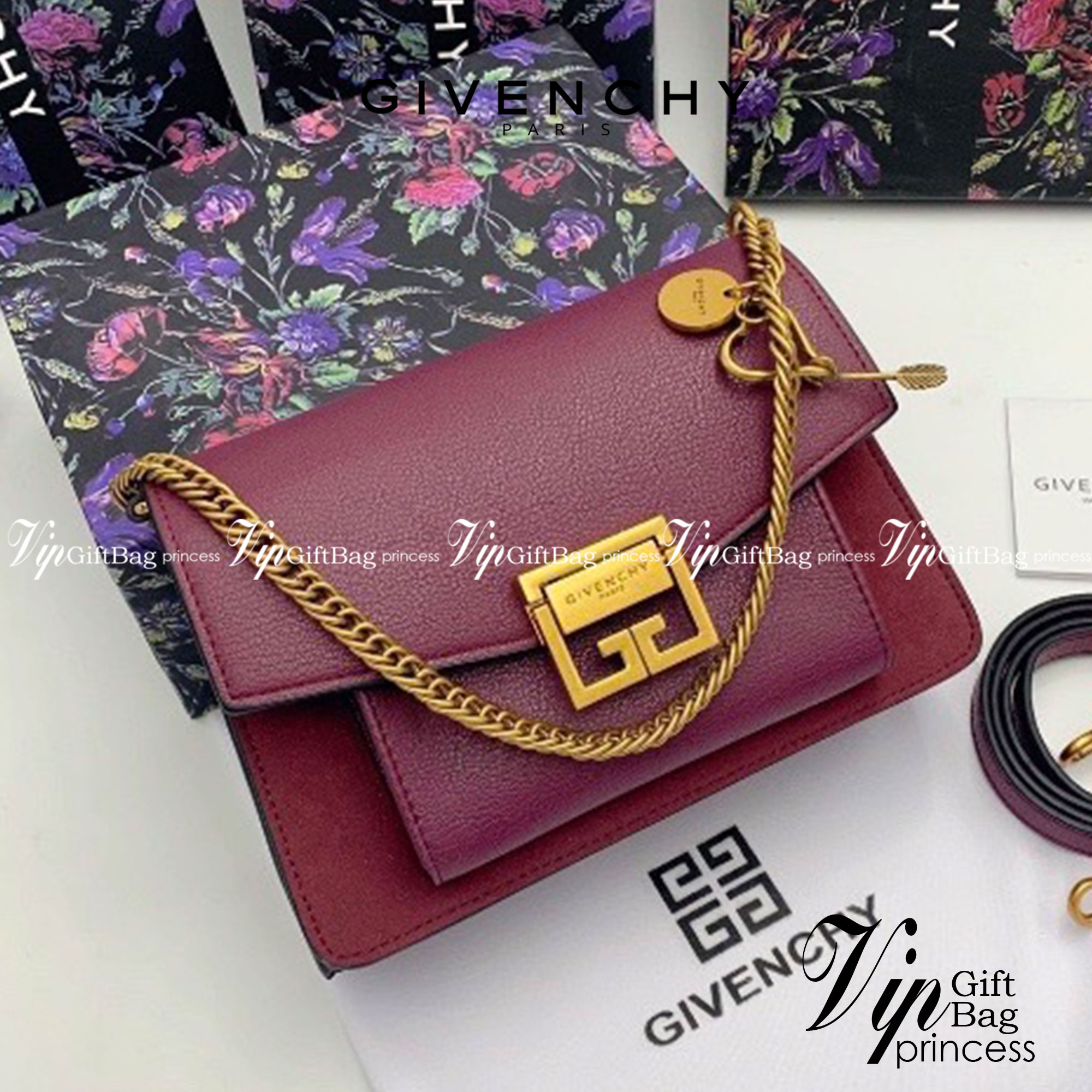 หนังแท้ Givenchy GV3 Bag 9” สวยหรู ดูเป็นคนมีเทสดีเลยค่าา ดีไซน์คือสวยมีคลาส มีระดับสุดๆ พร้อมสายโซ่อะไหล่ทอง ละมุนตามากค่าา รุ่นนี้ขายดีมาก ได้มาน้อยด้วยนะคะ สาวๆ รีบจับจอง อย่าคิดนาน ราคานี้กับคุณภาพถือว่าคับแก้วมั๊กมากกกก ไม่ซื้อทนไหว ^^