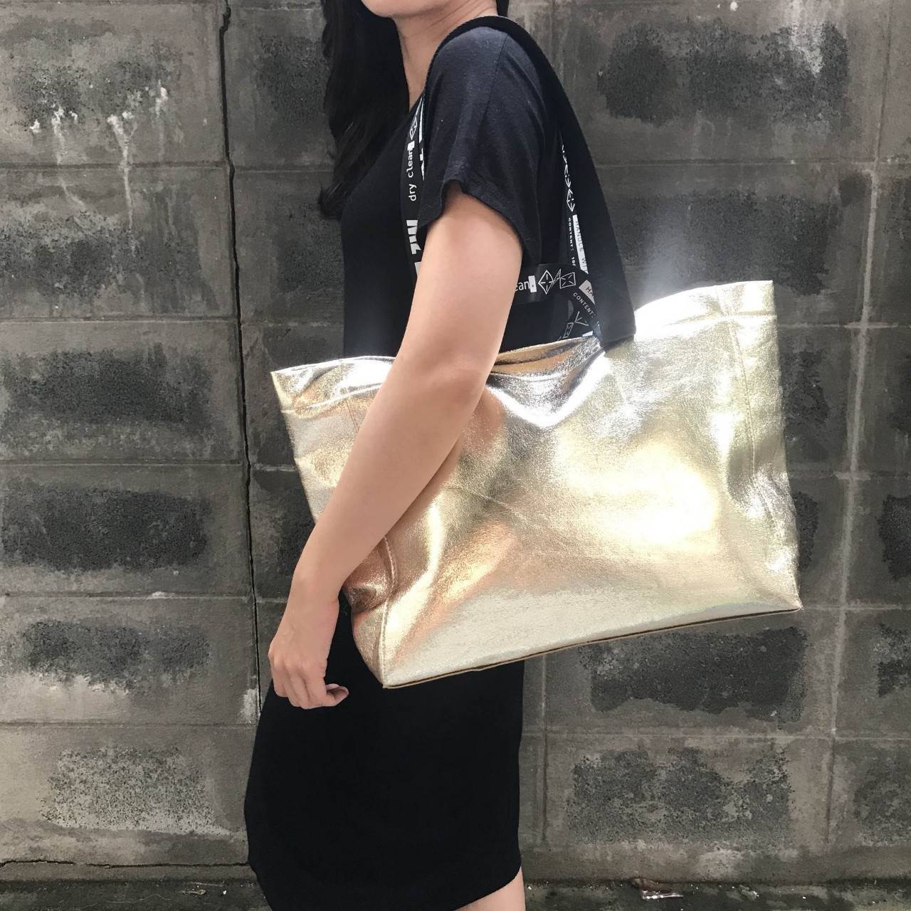 Zara shopper bag กระเป๋าสะพายสี mettalic สุดชิค จากแบรนด์ Zara ค่ะ น้ำหนักเบา สาย print สีดำลายเพิ่มดีเทล มีสายสะพายไหล่ ภายในโล่งกว้าง เปิดปิดด้วยกระดุมแม่เหล็ก ใบนี้จะใช้ไปเรียน ไปทำงานหรือไปเที่ยวก็เหมาะค่ะ