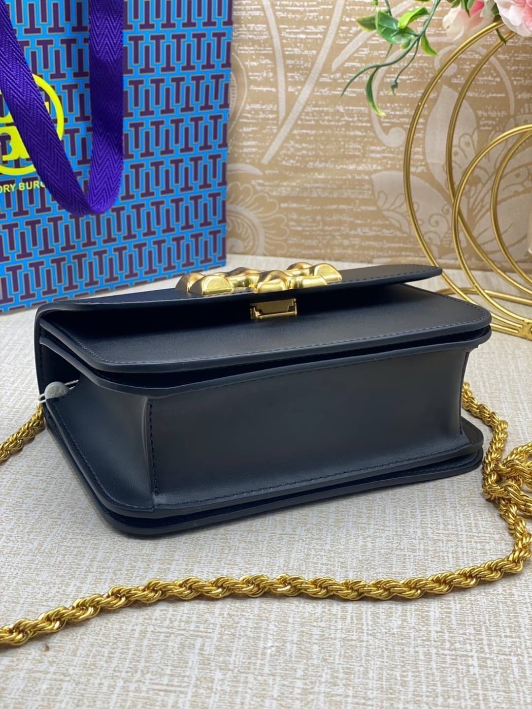 Tory Burch Eleanor Medium Convertible Shoulder Bag / Tory Burch 75003 ฮอตไอเท็ม รุ่นนี้ขายดีขายหมด สวยหรู คุณหนู ผู้ดี!! หายากมากแล้วน้า กระเป๋าสะพายข้าง ดีไซน์อยู่ทรง ขนาดกำลังสะดวกใช้สำหรับสาว เปิด-ปิดด้วยแถบแม่เหล็ก ภายในแบ่งสัดส่วนได้เป็นอย่างดี