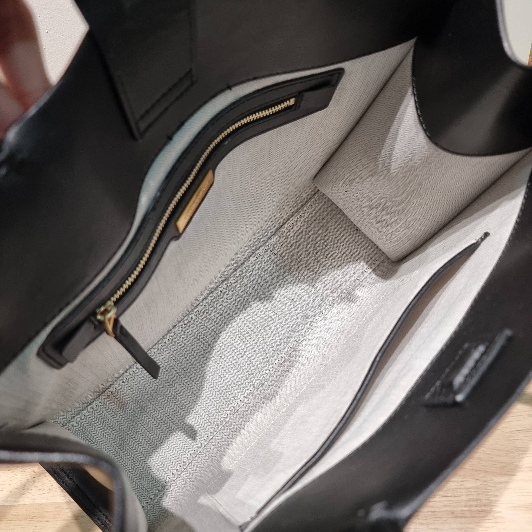 TORY BURCH ECO ELLA TOTE BAG / TORY TOTE BAG พร้อมส่ง 3 สี กระเป๋าสะพายทรงโท้ท ขนาดกำลังสวย จุของได้เต็มที่ รูปทรงคลาสสิคชวนใช้ โดดเด่นด้วย patch โลโก้ คอลเลคชั่นน้องใหม่ ส่งมาให้สาวๆได้ใจฟูอีกหนึ่งไอเท็ม