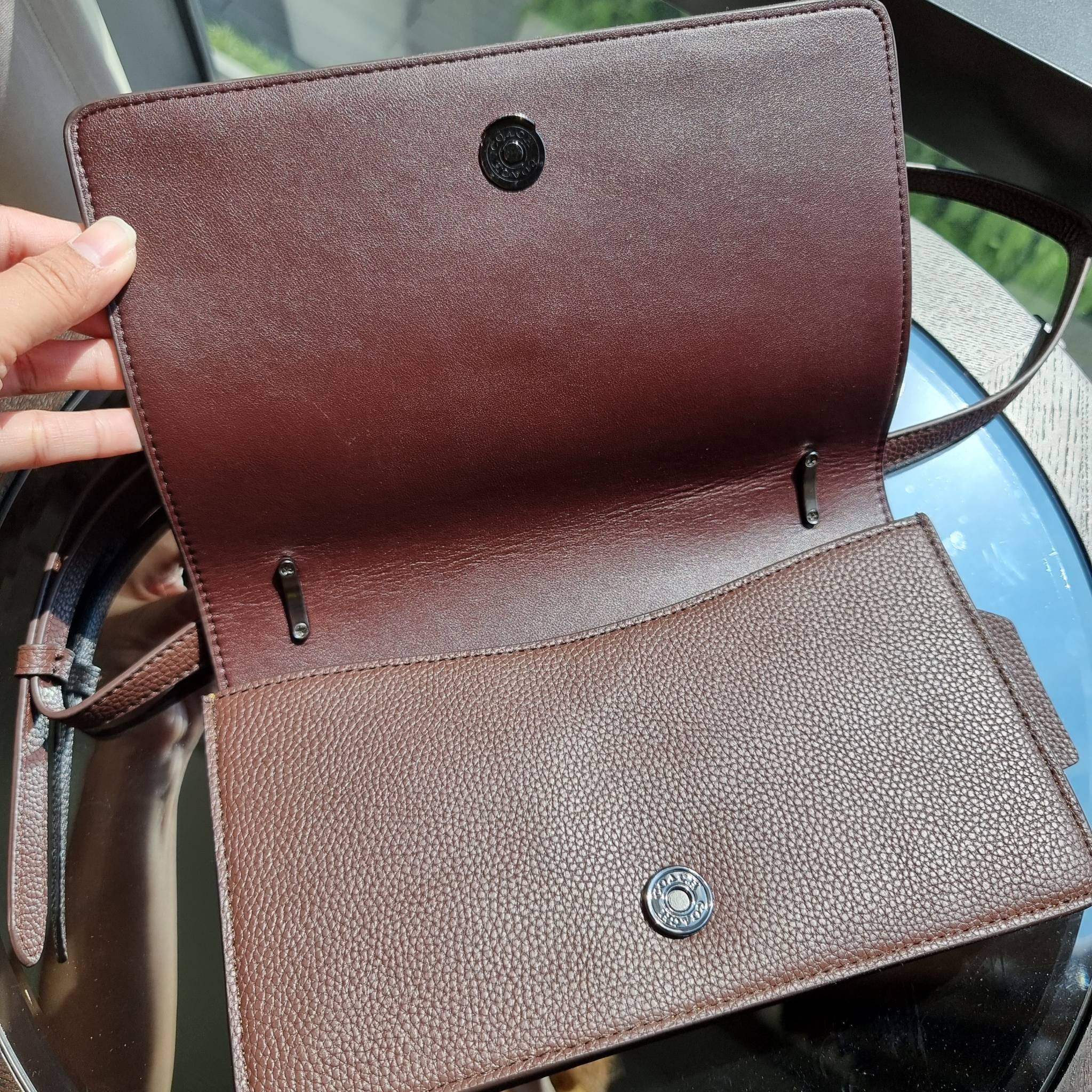 OUTLET 】COACH 88343 CAMILLE CROSSBODY WITH HORSE AND CARRIAGE PRINT AND ARCHIVE PATCH คอลเลคชั่นหายาก ที่สาวๆตั้งตารอ!! ด้วยดีไซน์ลุคผู้ดี ตกแต่งลวดลายออกมาดูโดดเด่น กับกระเป๋าสะพายที่ปรับใช้ได้หลายหลายสไตล์ สะพายไหล่สายคู่ สะพายข้างสายเดี่ยว หรือจะเอาสาย