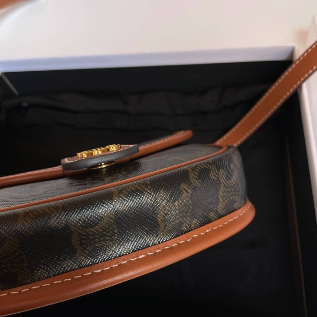 หนังแท้ CELINE MINI BESACE IN TRIOMPHE CANVAS AND CALFSKIN พร้อมส่งที่ไทย เกรดเทพออริจินอล รุ่นหนังดีสุดกระทบแสงขึ้นเงา พิมพ์ลายคมชัด กระเป๋าทรงครอสบอดี้ ลายโมโนแกรมวินเทจ รุ่นที่ดาราเกาหลีใช้กันเยอะมาก และเป็นอีกหนึ่งใบที่ครองใจสาวๆ ทั้งในไทยและเทศ วัสดุ
