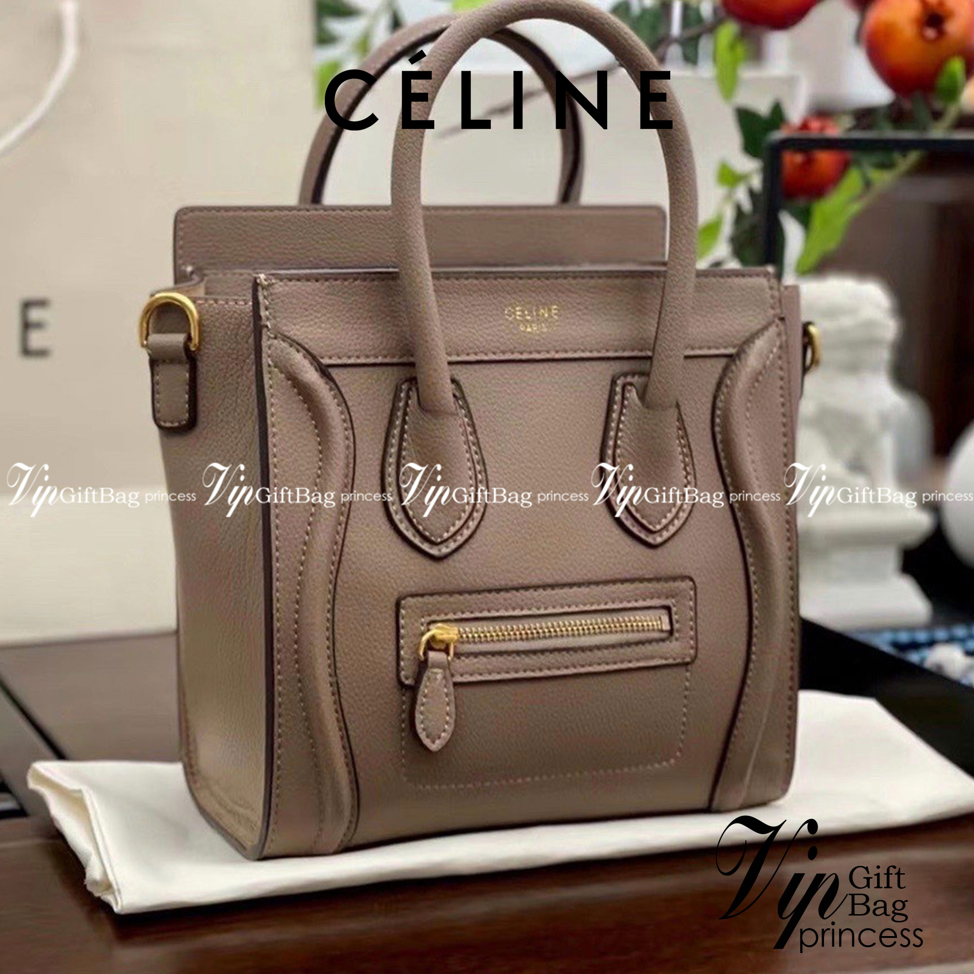 พร้อมส่งรุ่นยอดฮิต!! CELINE HANDLE BAG VIP / Celine Nano Luggage Bag กระเป๋าหนังแท้ ขนาดกำลังดี เปิดปิดด้วยซิปอะไหล่ทองมีที่จับหนัง ด้านในกว้าง มาพร้อมช่องซิปอีกช่อง เป็นอีกทรงที่ฮิตมานานข้ามปี มาพร้อมสายยาวสะพายแบบ CROSSBODYได้ หรือจะถือออกงานก็สวยหรูอีก