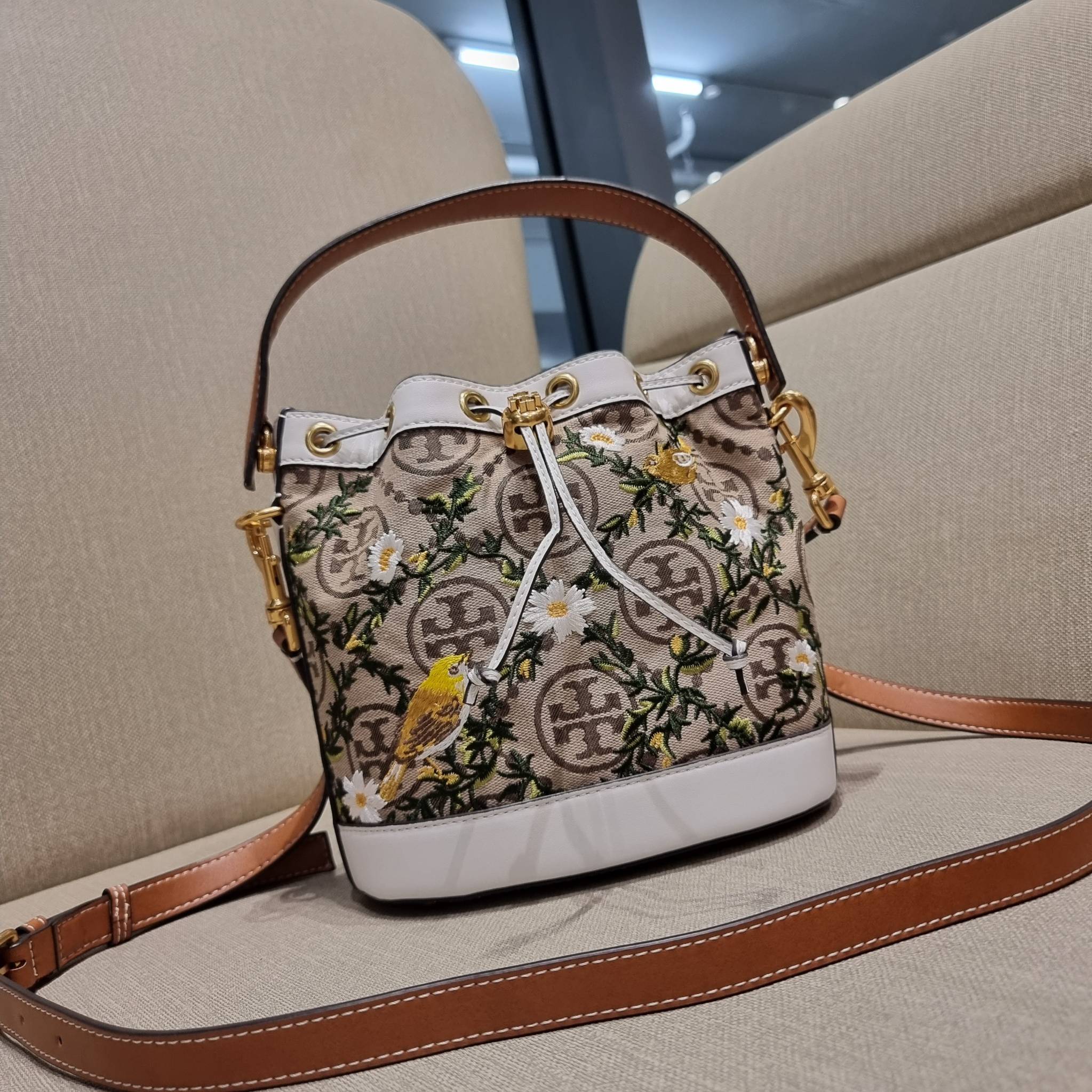 TORY BURCH T MONOGRAM JACQUARD EMBROIDERED BUCKET แรร์ไอเท็มรุ่นยอดฮิต ใบใหญ่ไซส์กำลังดี!! ที่สุดของรุ่นที่ตามหา!! สวยสุดกับดีไซน์ลายปัก ที่ดูแพง!! กระเป๋าบัคเก็ตทรงสวย ที่ดาราเซเลปใช้กันมากมาย ในราคาที่จับต้องได้ โดดเด่นด้วยลวดลายเอกลักษณ์ และลายปักธรรมช