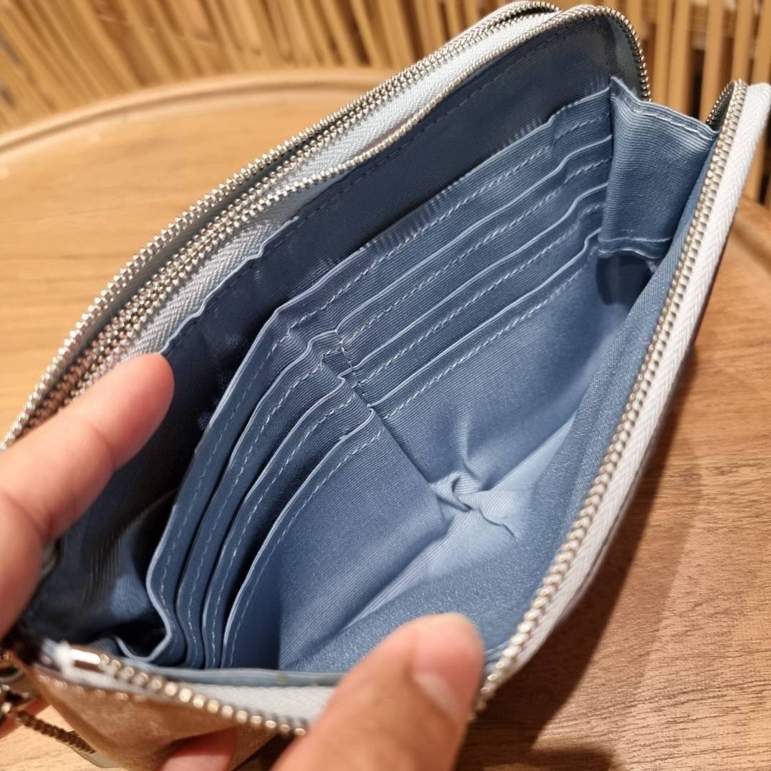 COACH F54057 DOUBLE ZIP WALLET IN SIGNATURE กระเป๋าคล้องมือ size L ใบนี้ใส่มือถือได้ทุกรุ่น ขนาดกำลังดี พกพาสะดวกมากๆ วัสดุหนังสังเคราะห์ ภายในเป็นผ้าสีสวยคม ใส่ธนบัตร ใส่บัตรได้เยอะ ใส่มือถือได้สบายๆทุกรุ่น ตอบโจทย์สาวๆที่ไม่ชอบพกเยอะวุ่นวายจ้า ใบนี้เอาอ