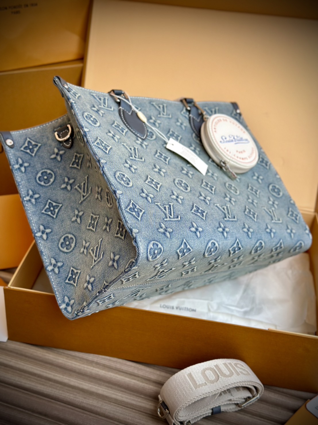 LV Onthego Denim Vintage Tote Bag กระเป๋าทรงโท้ทเดนิมสไตล์วินเทจ รุ่นใหม่ปั้มลายโมโนแกรมบนเดนิมสุดไอคอนิก ที่ใครเห็นต้องเป็นคลั่งรัก ผู้ดี หรูหราได้ทุกลุค ทุกสไตล์