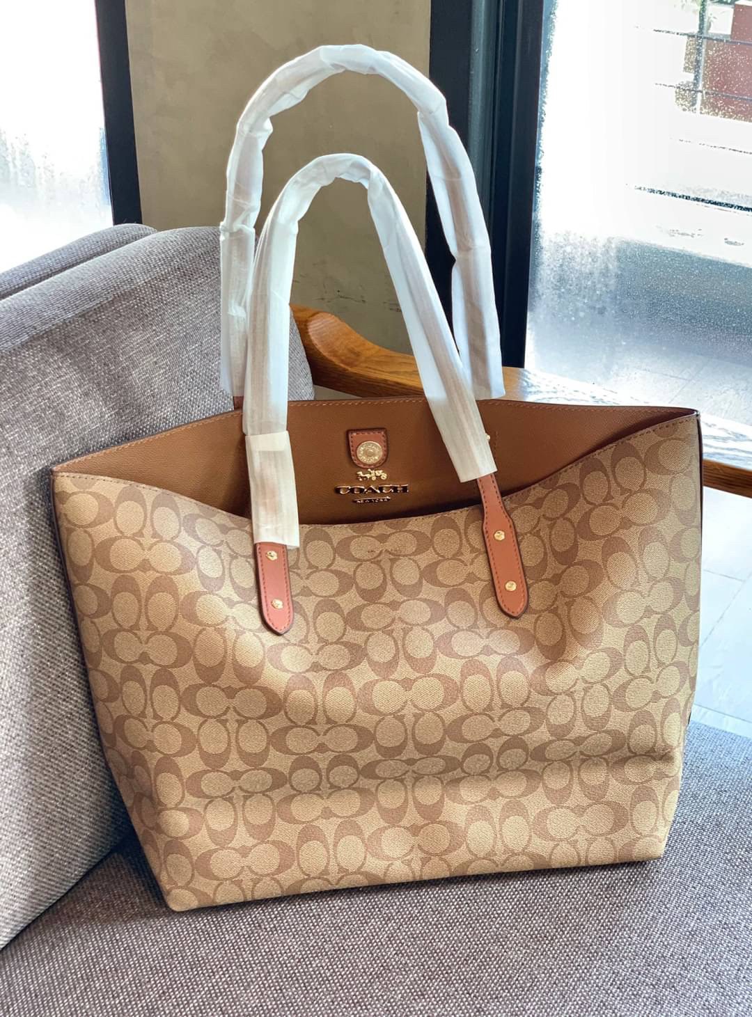 COACH TOWN TOTE SIGNATURE BAG((76636)) พร้อมส่งอีกครั้ง! กระเป๋าใบใหญ่หนังแท้ สวยงามค่ะ ป้ายอะไหล่แบรนด์แบบโลหะสีทองสวยหรูมากๆ เปิดปิดกระเป๋าแบบกระดุมแม่เหล็ก ใช้งานง่าย ภายในกว้างมากๆค่ะบอกเลย สาวๆที่สัมภาระเยอะหายห่วงค่ะ พร้อมช่องกระเป๋าซิปให้ใส่มือถือห