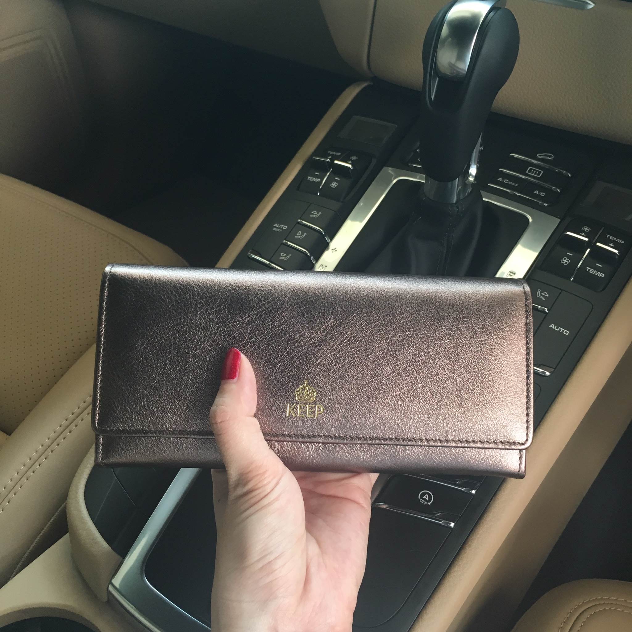 New !! กระเป๋าสตางค์ หนังวัวแท้ จากแบรนด์ KEEP หนังนิ่ม ลายสวยมากคะ รุ่นนี้ เป็นกระเป๋าสตางค์ 2 พับ ด้านในมีช่องใส่บัตรเยอะ และ ช่องซิปใส่เหรียญ ด้านในและ ด้านหลัง ใบนี้ รับประกันความสวยเลยคะ