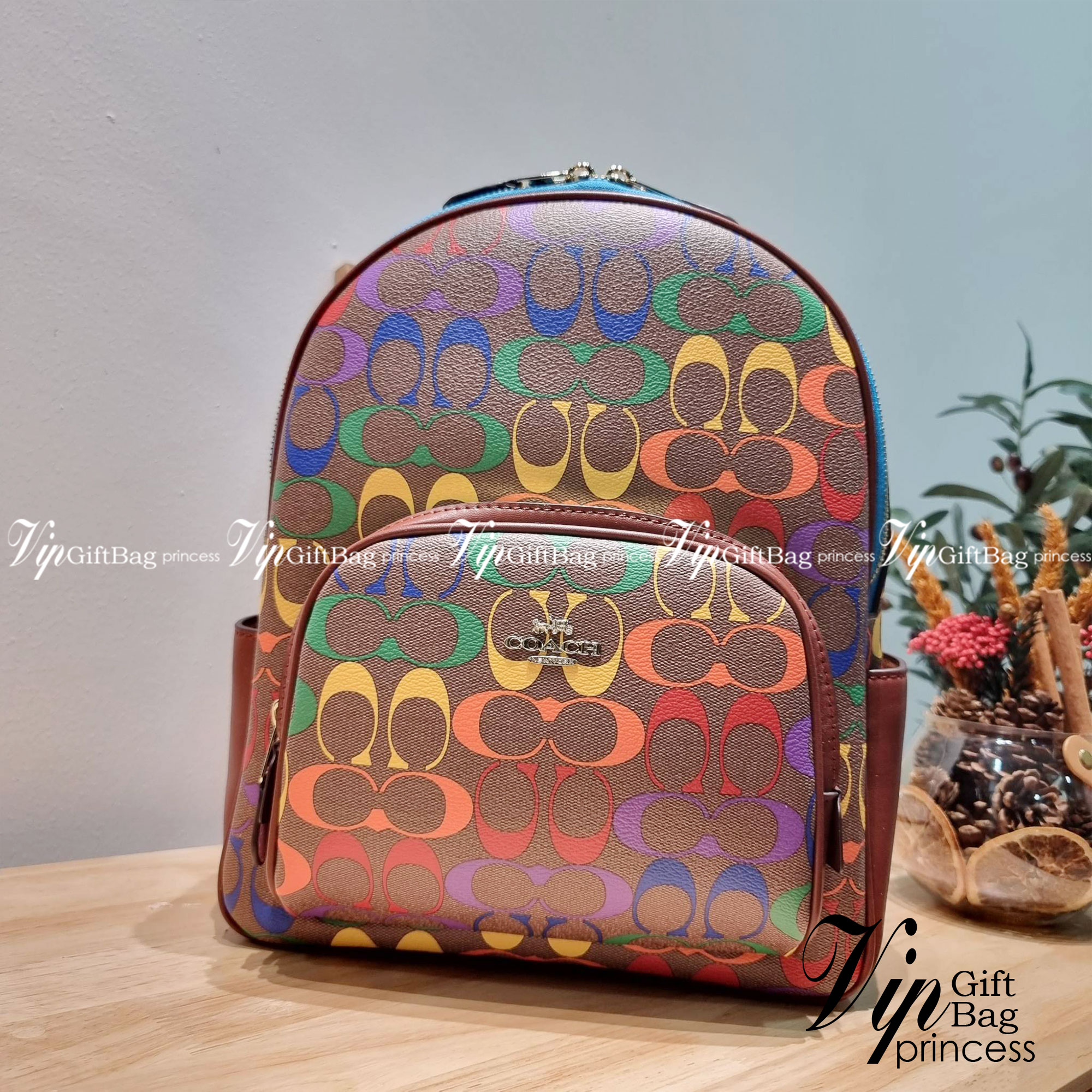 Coach Court Backpack In Rainbow Signature Canvas CA140 กระเป๋าเป้ต้องมาแล้ว ช่วงส่งท้ายปี เทศกาลที่ใครๆก็ไปเที่ยว ใบนี้ตอบโจทย์แน่นอน โดดเด่นด้วยลวดลายสีรุ้ง วัสดุหนังแคนวาส มีช่องซิปให้เลือกใส่ได้มากมาย แย่งสัดส่วนไว้เป็นอย่างดี ด้านหลังบุนวมซอฟท์หลังเวล