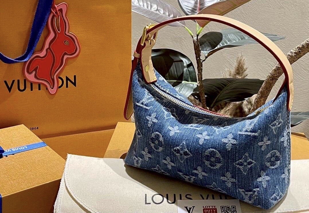 LV Hills Pochette Denim Washed Blue กระเป๋าสะพายถือหรือคล้องไหล่ได้อย่างสวยหรู ติดแกรมด้วยงานเดนิมเท่ๆ ใบขนาดกะทัดรัดใช้งานง่ายคล่องตัว เป็นใบที่คลองใจสาวๆ ได้ไม่ยาก