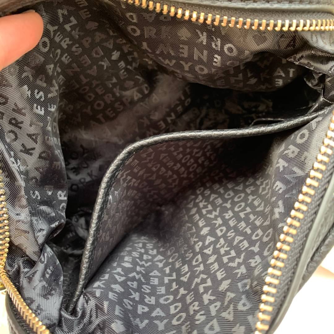 ของแท้ 💯% Kate spade New York mini shoulder bag กระเป๋าสะพายหนังนิ่ม สวยอยู่ทรง ด้านหน้าประดับโลโก้แบรนด์ อะไหล่ทอง น้ำหนักเบา มี2ช่องซิป แยกเป็นสัดส่วน ภายในมีช่องซิป 1 ช่อง และช่องใส่ของจุกจิก 1ช่อง จุของได้เยอะ สายสะพายปรับระดับได้ค่ะ