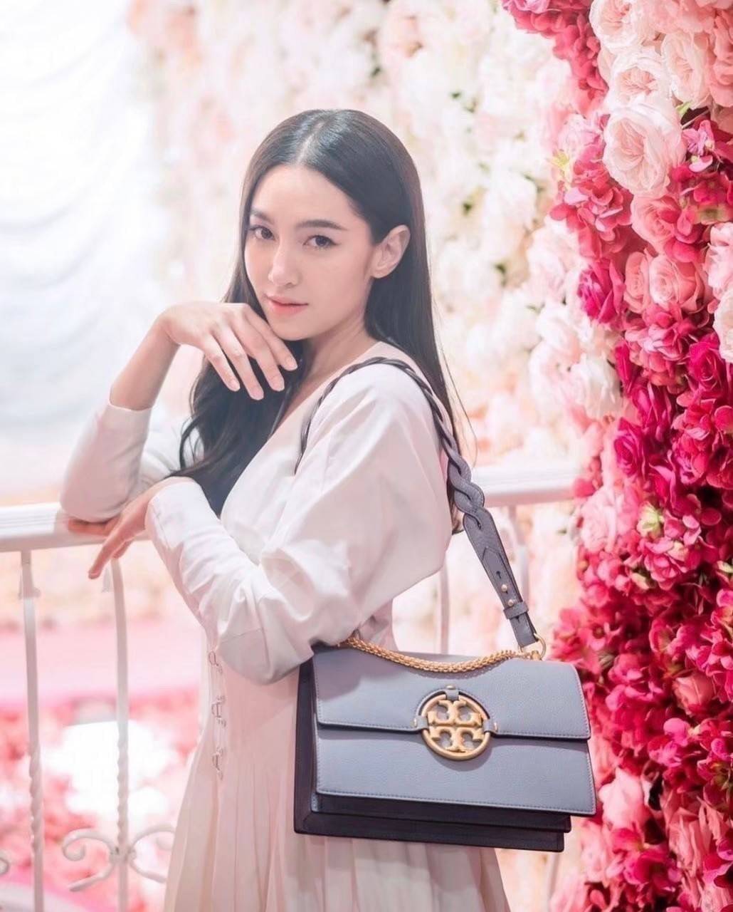TORY BURCH MILLER SHOULDER BAG รุ่นยอดนิยม รุ่นหายาก รุ่นที่สาวๆตามหา ใบนี้เลย!! สวยหรู ผู้ดีทุกสี กระเป๋าสะพายไหล่ ดีไซน์อยู่ทรง คลาสสิคแฝงความหรูด้วยโลโก้สีทองอร่ามโดดเด่น