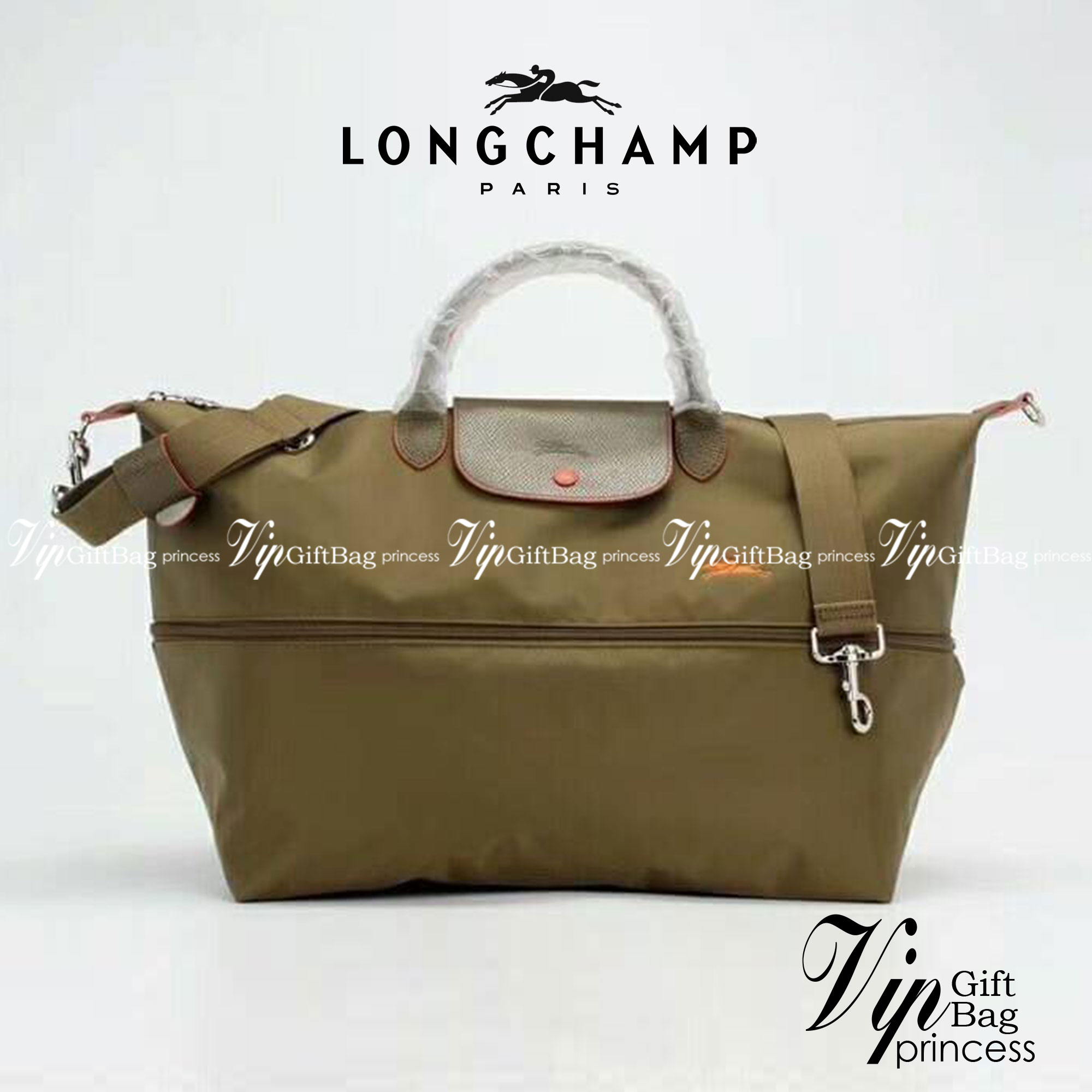 LONGCHAMP LE PLIAGE CLUB TRAVEL BAG กระเป๋าขนาดใหญ่สำหรับการเดินทาง เราเรียกที่นี้ว่า travelling bag รุ่นคลาสสิค มาพร้อมสายสะพายยาวที่ปรับและถอดออกได้ ความพิเศษของรุ่นนี้ที่ครองใจนักเดินทางทั่วโลก คือซิปรอบตรงกลางตัวกระเป๋า สามารถเปิดซิปเพื่อขยายขนาดและพั