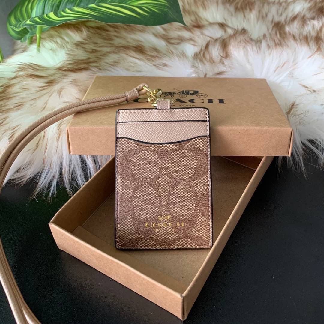 COACH F63274 ID LANYARD IN SIGNATURE COATED CANVAS กระเป๋าใส่บัตรคล้องคอ ลาย C ทั้งใบ ด้านหน้าตกแต่งชื่อแบรนด์ สวยมากกก ใส่บัตรพนักงาน และบัตรต่างๆ มาพร้อมสายคล้องคอ สายถอดออกได้ ตัวกระเป๋ามี 3 ช่องค่ะ