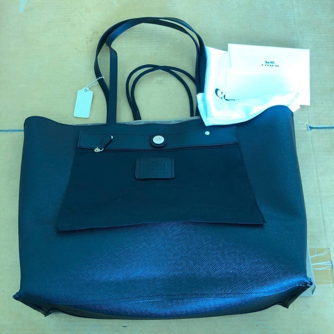 รุ่นยอดนิยม COACH TOWNTOTE IN SIGNATURE CANVAS F76636 กลับใช้ได้ทั้งสองด้าน ใบขนาดใหญ่จุใจ ใส่ของได้เยอะมากกก เป็นรุ่นที่สวยตลอดกาล ควรมีติดตู้ไว้เลยค่าา