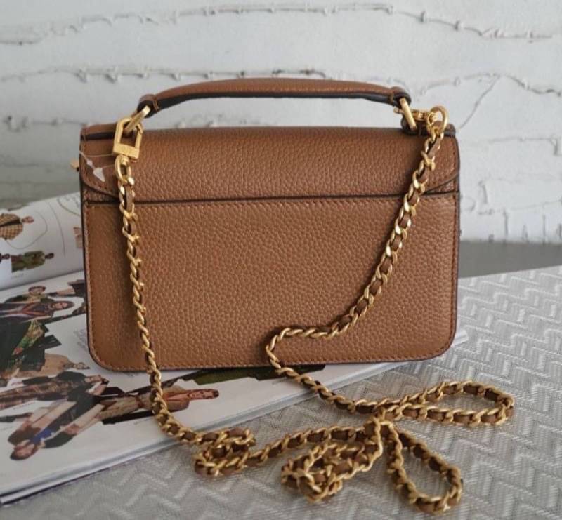 TORY BURCH BRITTEN MINI TOP HANDLE BAG พร้อมส่งที่ไทย กระเป๋าสะพาย Crossbody วัสดุหนังวัวแท้ การออกแบบเรียบง่าย ยังคงความหรูหราเอาไว้ มาพร้อมสายยาวโซ่อะไหล่ทองสลับหนัง ถอดออกได้ ตอบสนองการใช้งานได้ดี มีหูหิ้วด้านบนสามารถใช้งานได้ในหลายโอกาสค่ะ