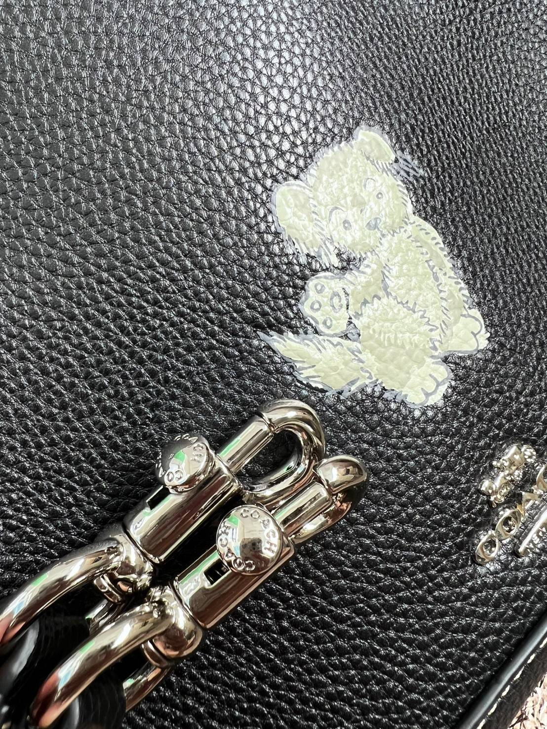 COACH DEMPSEY TOTE WITH HAPPY DOG ((CD448)) 🐶 รุ่นใหม่ล่าสุด น้องหมาน่ารักมากๆค่ะ! ยังไม่เข้าไทย กับกระเป๋าDempsey tote รุ่นใหม่ล่าสุด ที่ออกแบบด้านหน้ารูปสุนัขซุกซนเข้ามา ตรงใจใครหลายคนๆเลยทีเดียว หนังแท้อย่างดี หนังมีความนุ่มและนิ่มมากๆ หลงรักแน