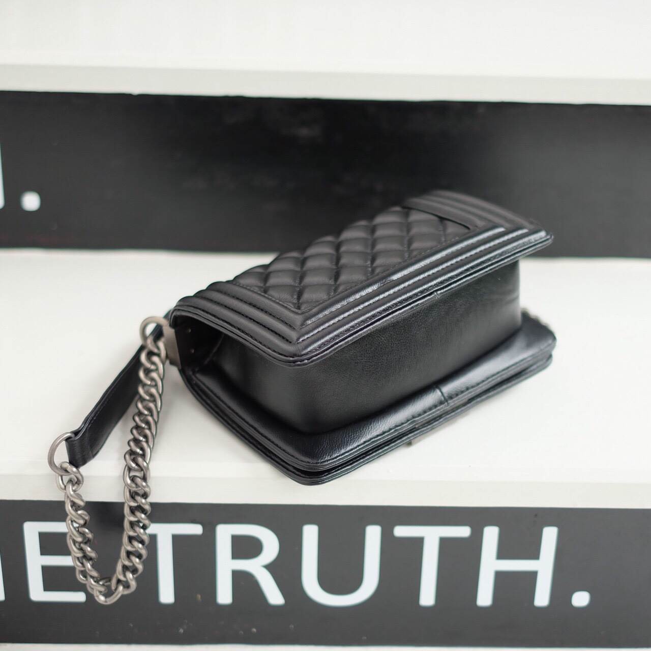 🎈รุ่นขายดีที่สุด!!!! KEEP Quited Boy Bag กระเป๋า ทรง boy style KEEP LOOK Cool มากๆ เลยน๊าใบนี้ ไม่มีถือว่า Out มากๆ 💘ตัวกระเป๋าอยู่ทรง ทำจากหนังแกะสังเคราะห์นิ่ม-ตึงสวย สายโซ่ มีที่รองไหล่ สะพายสบายคะ สายปรับ สั้น ยาวได้คะ ใบนี้ ไม่ต้องพูด