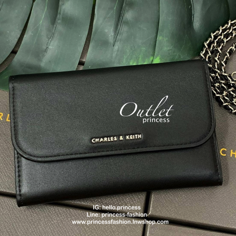 CHARLES & KEITH BAG กลับมาอีกครั้ง รุ่นขายดีค่ะ...กระเป๋าสตางค์มีสายสำหรับสะพายข้างหรือแบบครอสบอดี้ร์ได้ค่ะ วัสดุหนังเรียบ ด้านหน้ามีอะไหล่โลโก้แบรนด์ เปิดปิดกระเป๋าแบบกระดุมแม่เหล็ก ภายในมีช่องใส่ธนบัตร สามารถใส่แบงค์พันได้ค่ะ มีช่องใส่บัตรต่างๆ ช่องซิปส