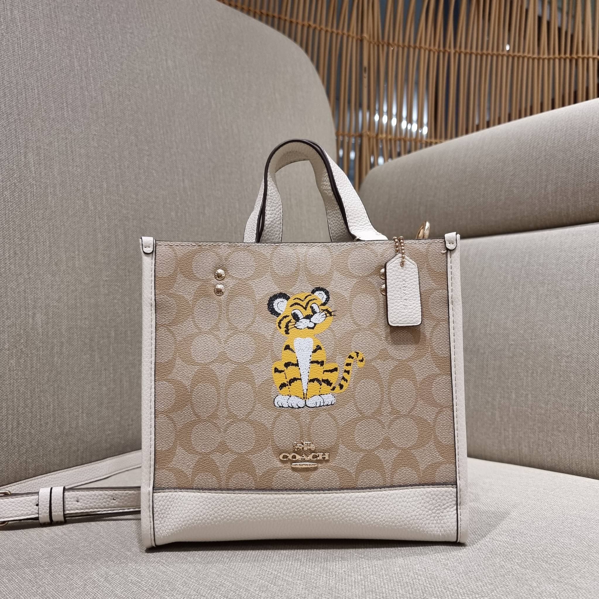 COACH C7001 DEMPSEY TOTE 22 IN SIGNATURE CANVAS WITH TIGER 🐯🐯 คอลเลคชั่นฉลองปีเสือต้องมาจ้า กับรุ่นคลาสสิค กระเป๋าทรงโท้ท ขนาดน่ารักน่าใช้มากๆ ดีไซน์น้องเสือจิ้มลิ้มดึงดูดสายตามากๆ ฟังก์ชั่นการใช้งานสะดวก มีทั้งสายคล้องในตัว และสายครอสบอดี