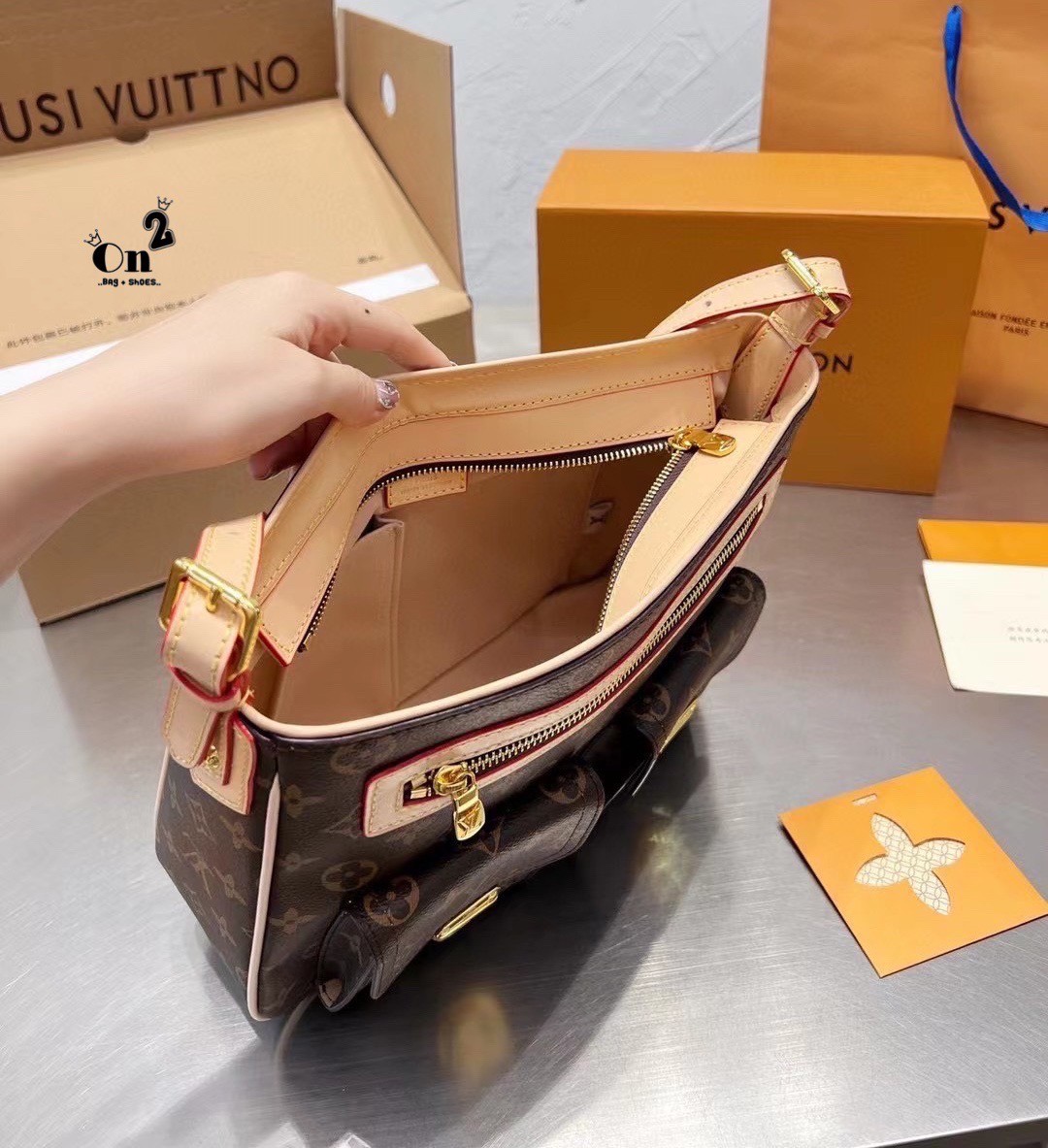 LV Hudson GM Monogram กระเป๋าสะพายสุดเท่ห์ไม่ซ้ำใคร Unisex ขนาดกำลังดี รูปทรงสวย ด้านหน้าโดดเด่นด้วยสกรีนโลโก้แบรนด์ วัสดุแคนวาส ผสมหนังแท้ ด้านในโล่งกว้าง มีช่องแยกย่อยไว้เก็บของสำคัญได้อย่างเป็นสัดส่วน จุของได้เยอะ พร้อมสายสะพาย ปรับระดับได้ตามการใช้งาน