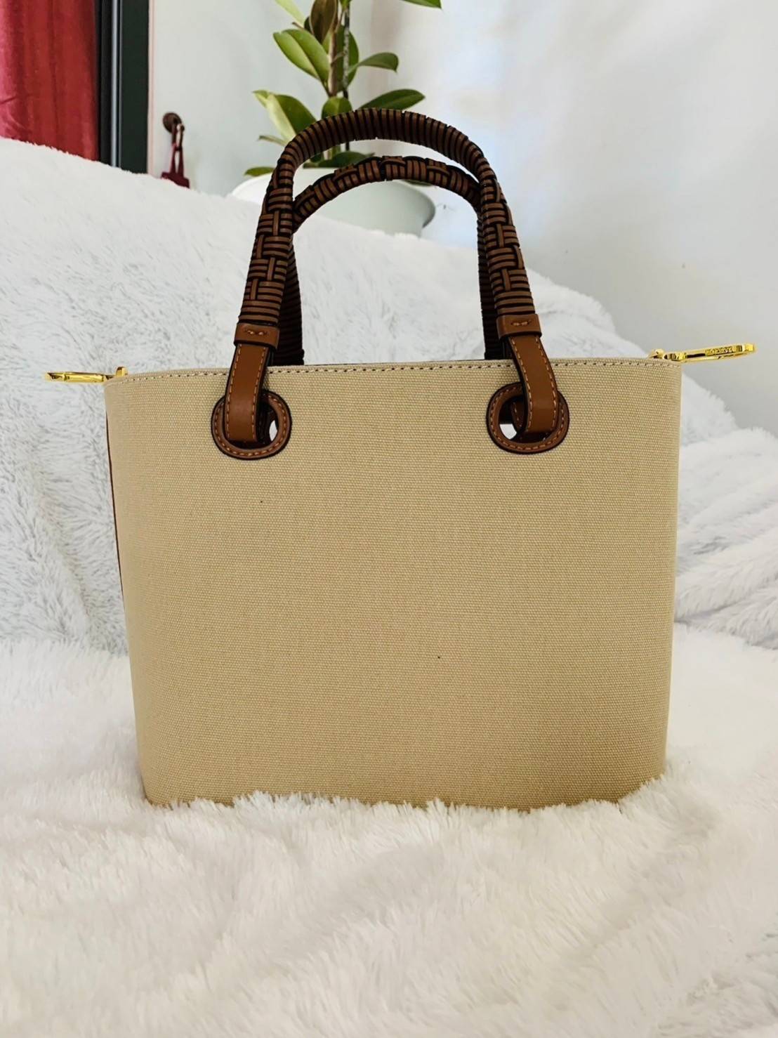 Loewe Anagram leather canvas tote bag / Loewe Tote Bag กระเป๋าโท้ทน้องใหม่ วัสดุทำจากหนังแคนวาส ใช้งานทนทาน ออกแบบมีสายสะพายไหล่และหูหิ้ว เรียกว่าใช้งานได้แบบ 2 in1 งานสวยล้ำ ไม่ซ้ำใคร ปักโลโก้ Anagram ที่ด้านหน้า เปิด-ปิดด้านบนด้วยเชือกผูก ด้านในมีช่องสำ