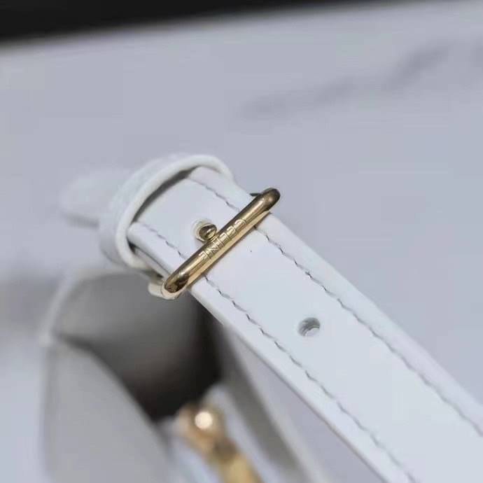 หนังแท้ CELINE SHOULDER BAG CUIR TRIOMPHE IN SMOOTH CALFSKIN ภาพสินค้าถ่ายจากงานขายจริง ใช้งานต่างประเทศได้