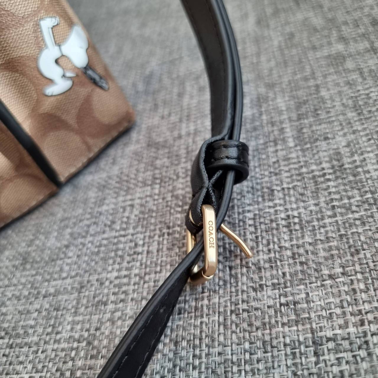 OUTLET 】COACH C4250 MOLLIE TOTE 25 IN SIGNATURE CANVAS WITH SNOOPY ใหม่ล่าสุด ยังไม่เข้าไทย!! กับรุ่นสุดฮอต ในดีไซน์คอลเลคชั่นใหม่ที่แรงไม่แพ้กัน!! กระเป๋าโท้ทไซส์เล็กตกแต่งลายสนูปพี ที่ใครๆก็หลงรักอย่างท่วมท้น น่ารักน่าใช้มากๆ วัสดุหนังแคนวาสเคลือบลาย ภา