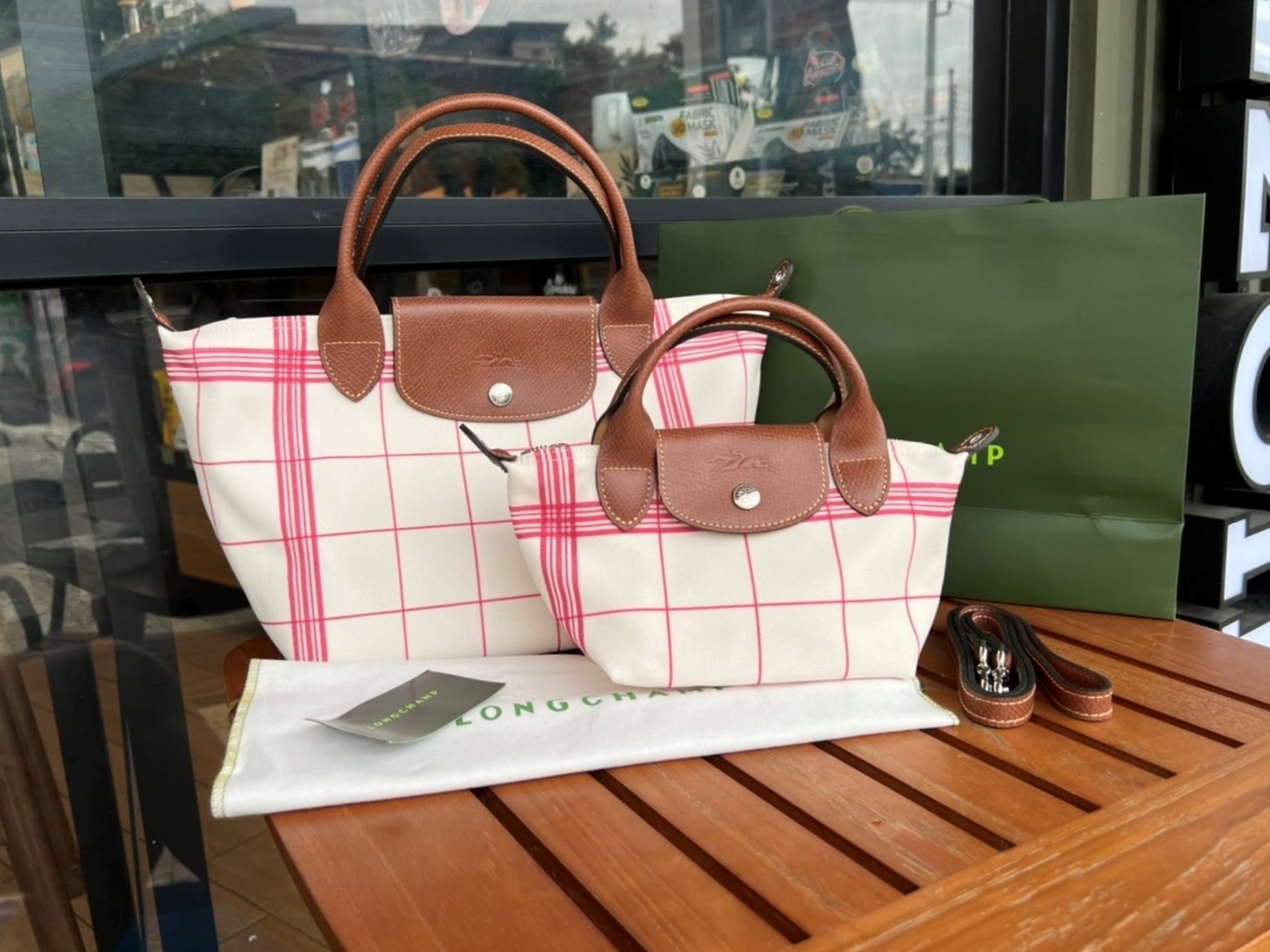 LONGCHAMP LE PLIAGE TORCHON Top handle bag - Red กระเป๋าถือขนาดเล็ก วัสดุผ้าฝ้าย อะไหลเงิน ตัดแต่งด้วยหนังวัวแท้ ผสมผสานแนวคลาสสิกแบบมินิมอลศิลปะการพับกระดาษแบบญี่ปุ่นดั้งเดิม