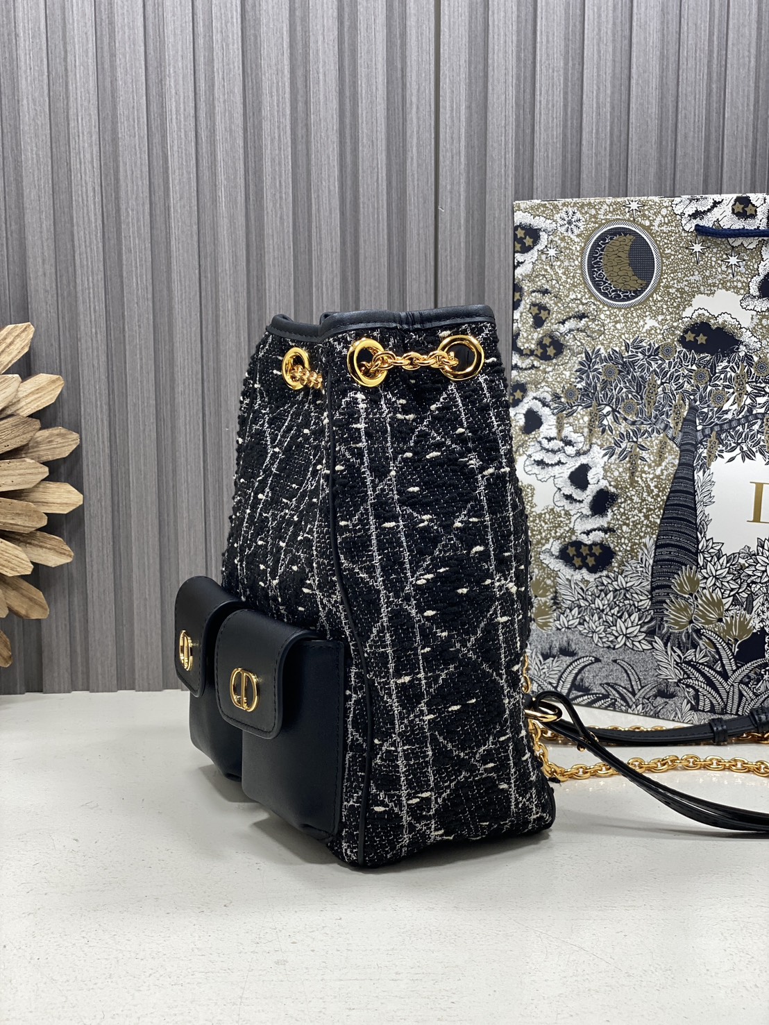 ORI หนังแท้ | Dior Caro Multicarry Bucket Backpack กระเป๋าเป้สะพายหลัง คอลใหม่ล่าสุด โดดเด่นด้วยผ้าทอทวีตโทนสีดำ พร้อมกระเป๋าเล็กคู่หน้า เปี่ยมไปด้วยสไตล์และความหรูหราตกแต่งด้วยโลโก้ CD โลหะสีทอง